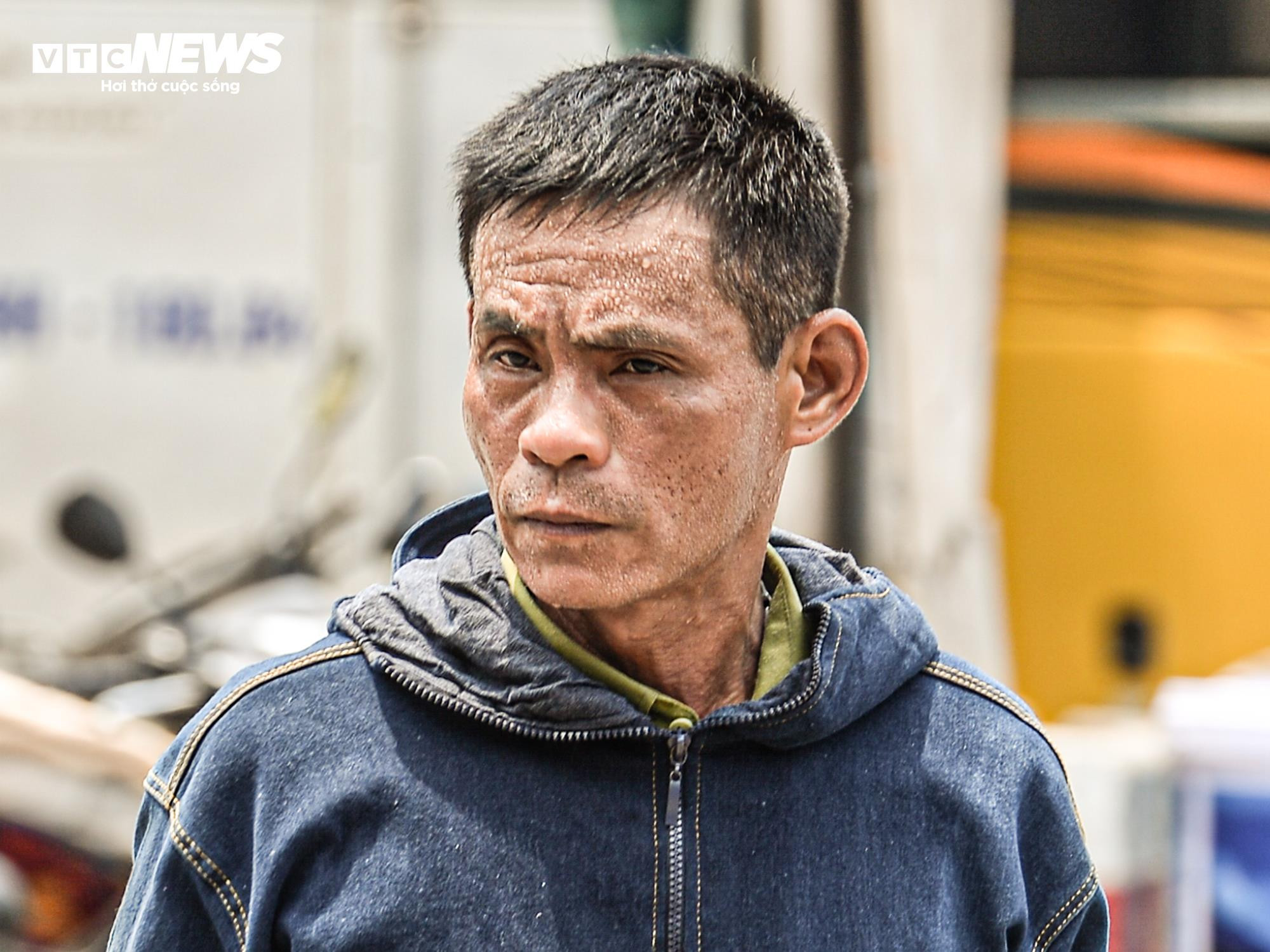 Phu bốc vác 'phơi mình' mưu sinh giữa trời nắng như đổ lửa - 7