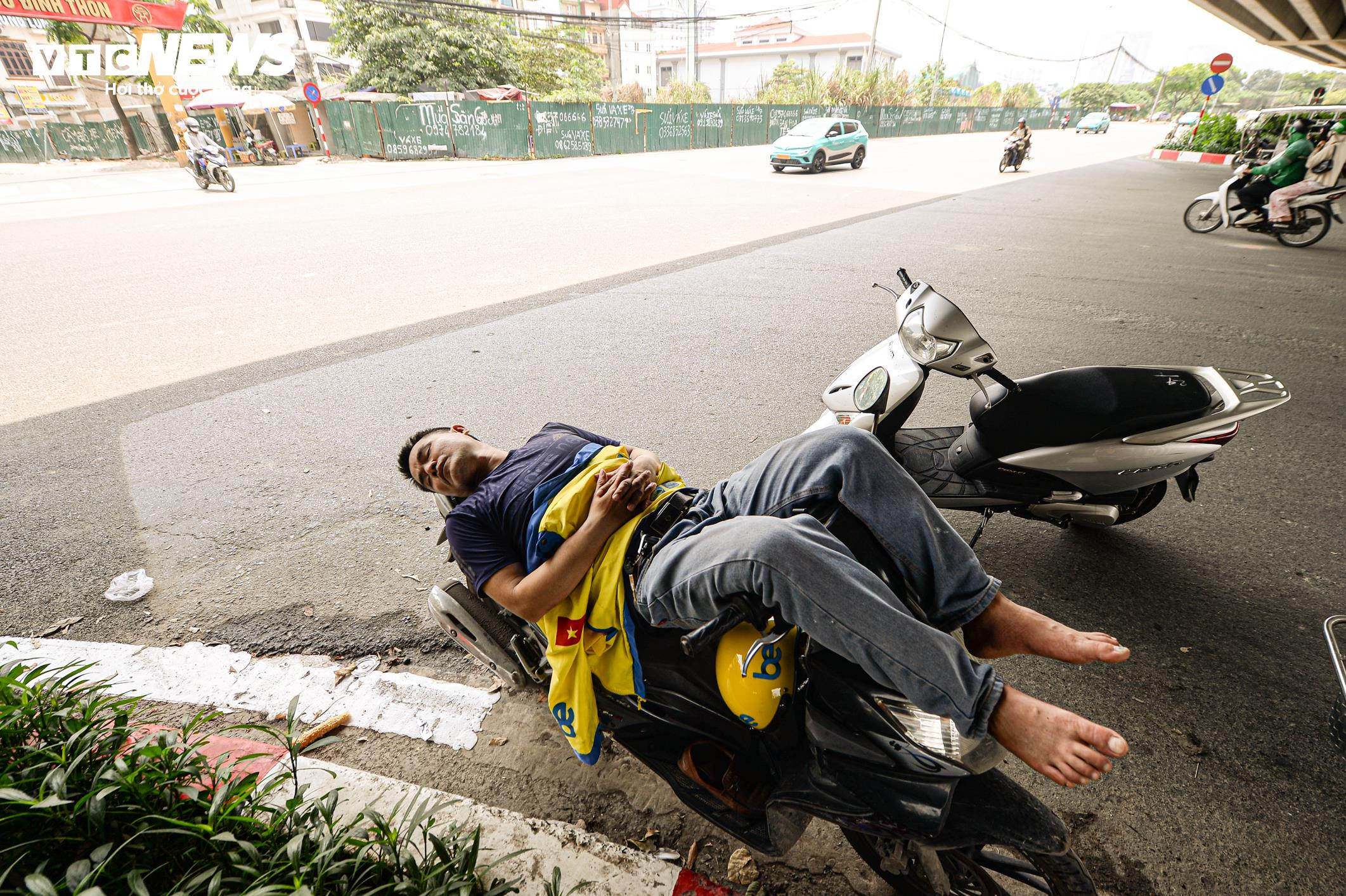 Phu bốc vác 'phơi mình' mưu sinh giữa trời nắng như đổ lửa - 14