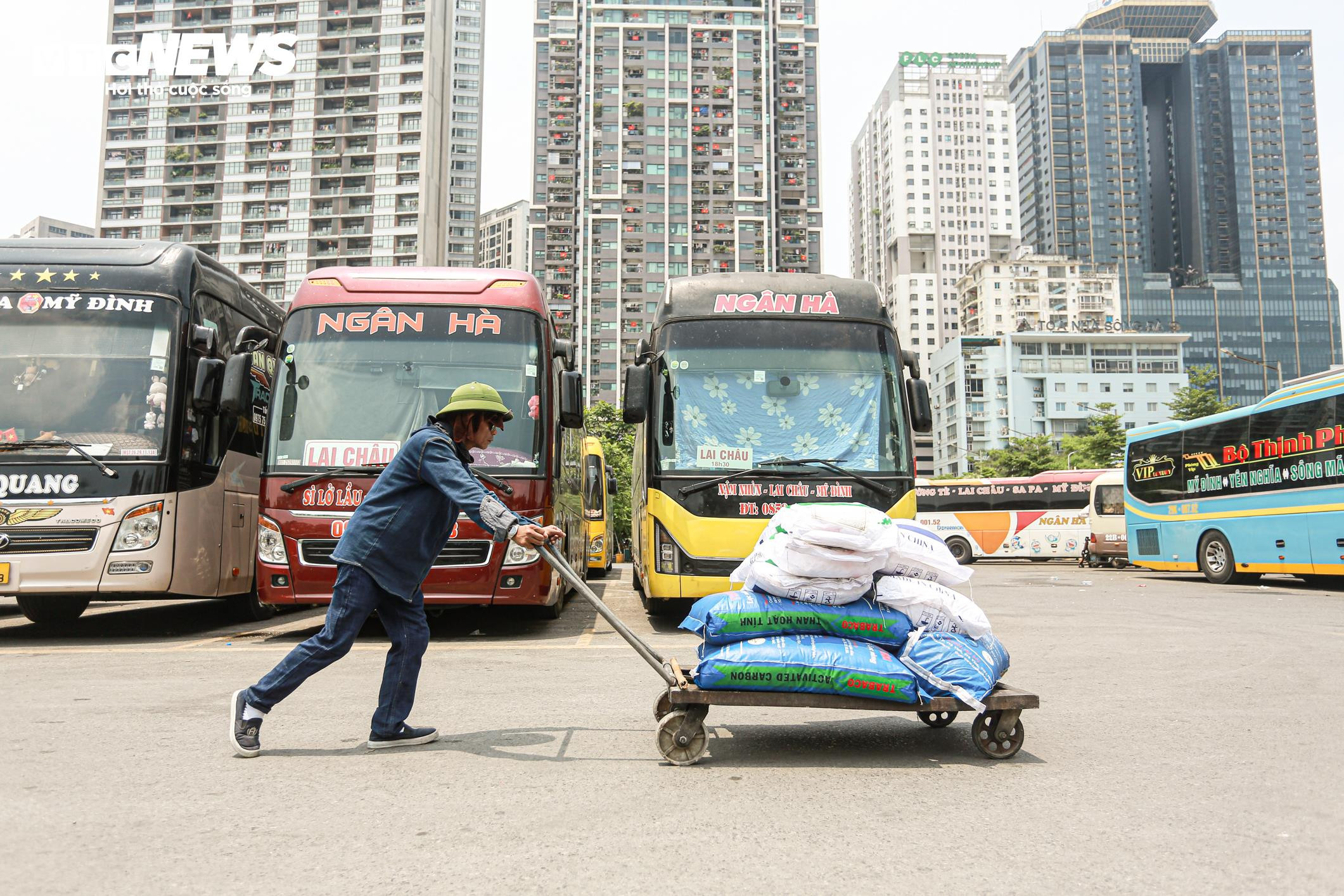 Phu bốc vác 'phơi mình' mưu sinh giữa trời nắng như đổ lửa - 5