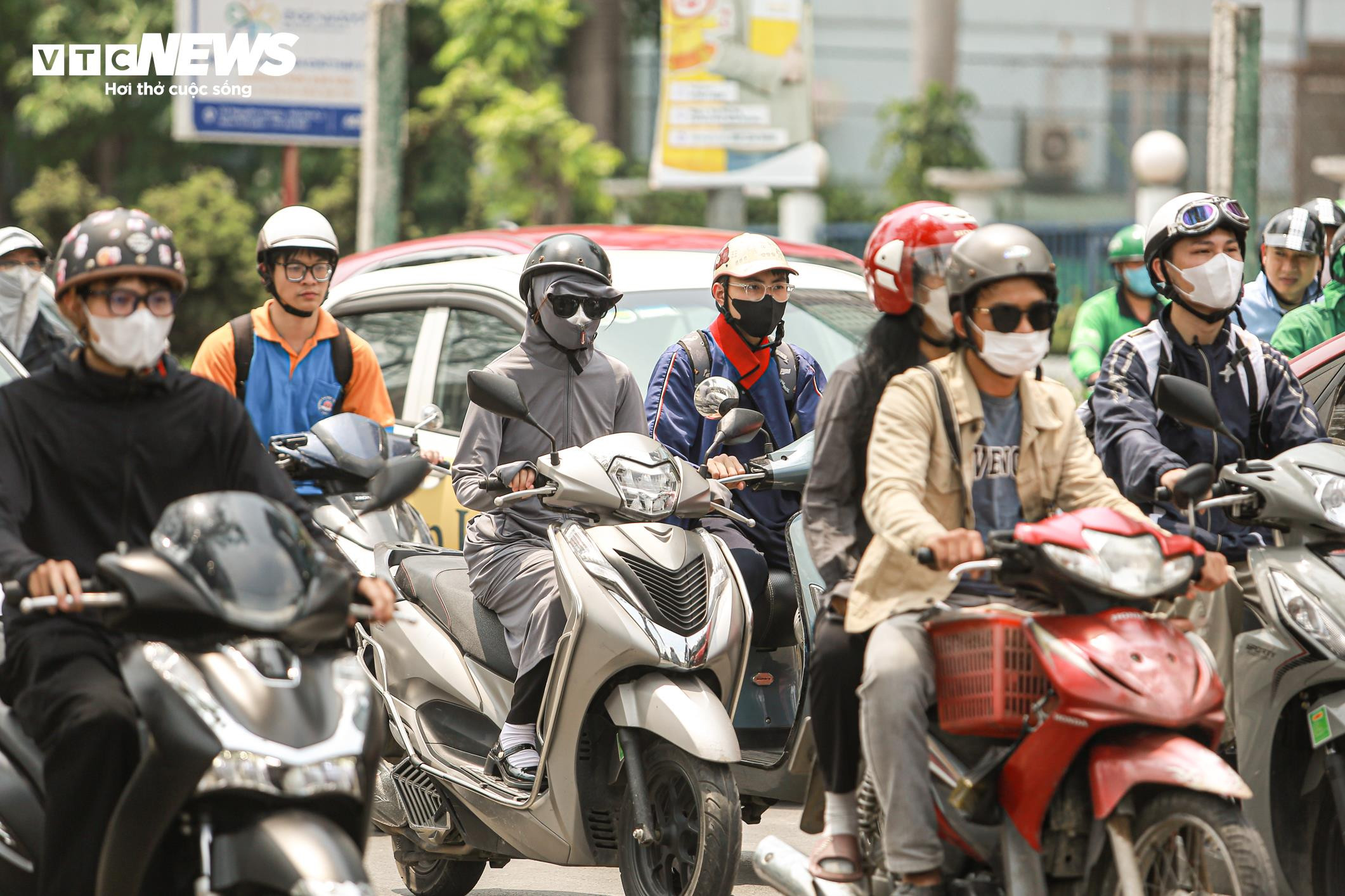 Phu bốc vác 'phơi mình' mưu sinh giữa trời nắng như đổ lửa - 16