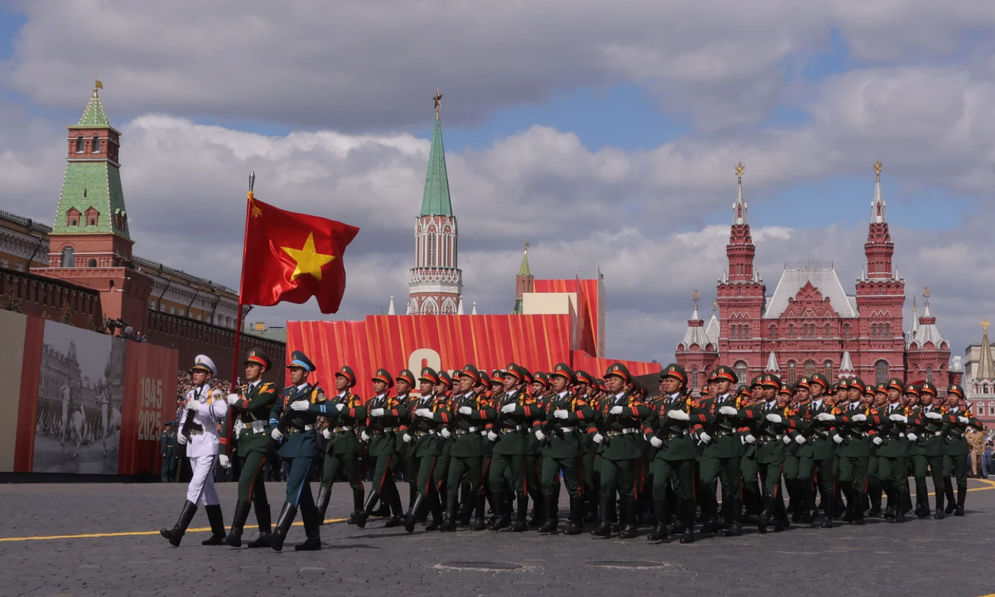 Đoàn Việt Nam duyệt binh trên Quảng trường Đỏ, hát nhạc Nga ở hậu trường - 4