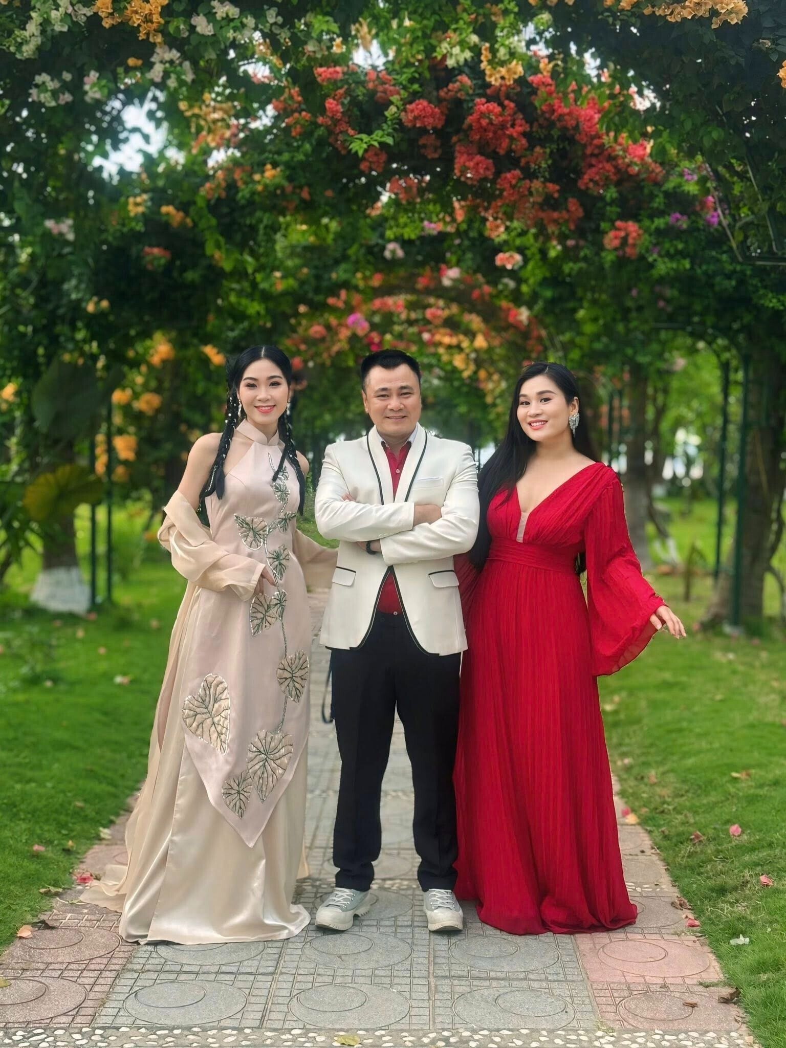 Sao Việt 11/5: NSƯT Hoài Linh gây chú ý với ngoại hình khác lạ - 12