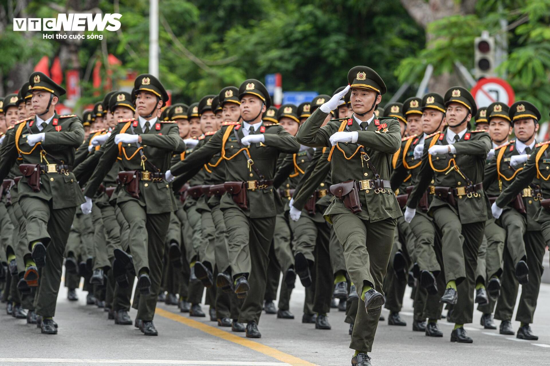 Xem lễ duyệt đội ngũ, diễu hành quần chúng kỷ niệm 70 năm giải phóng Hải Phòng - 13