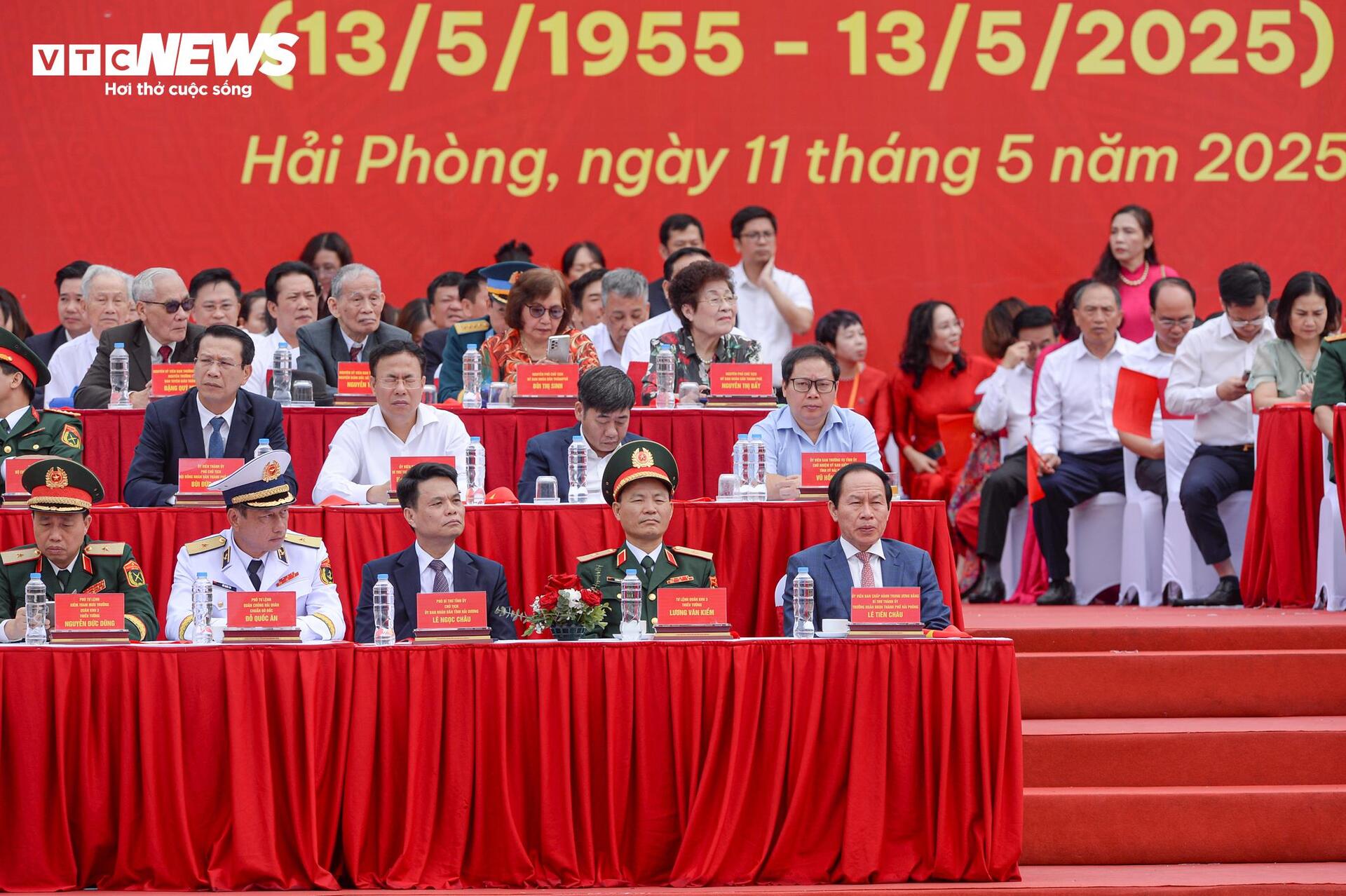 Xem lễ duyệt đội ngũ, diễu hành quần chúng kỷ niệm 70 năm giải phóng Hải Phòng - 3