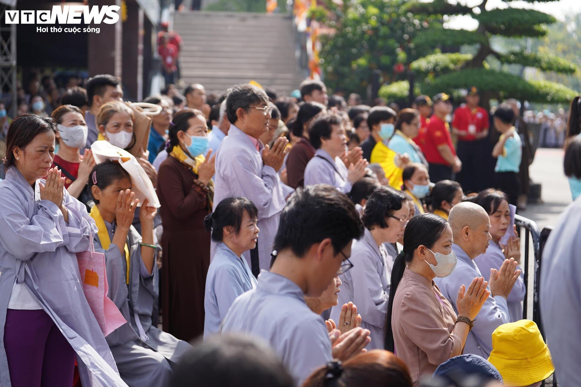 Dòng người cung thỉnh Xá lợi trái tim Bồ tát Thích Quảng Đức vào tháp Đa Bảo - 17