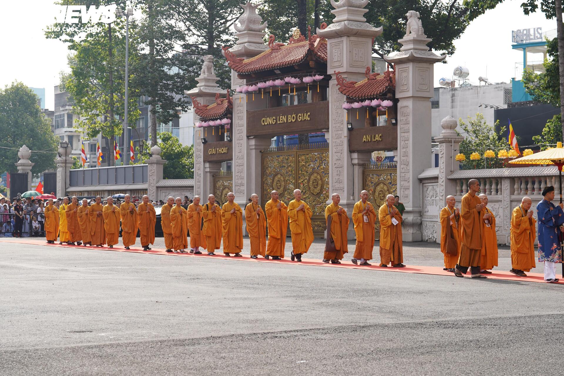 Dòng người cung thỉnh Xá lợi trái tim Bồ tát Thích Quảng Đức vào tháp Đa Bảo - 1