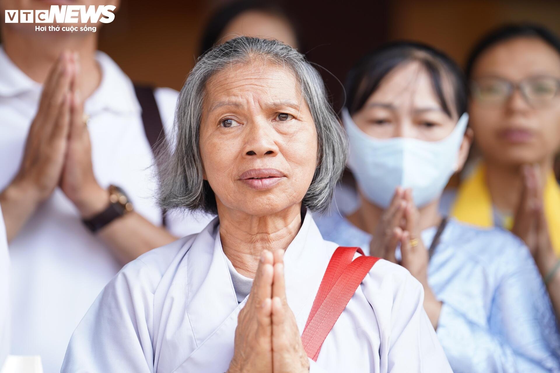 Dòng người cung thỉnh Xá lợi trái tim Bồ tát Thích Quảng Đức vào tháp Đa Bảo - 10