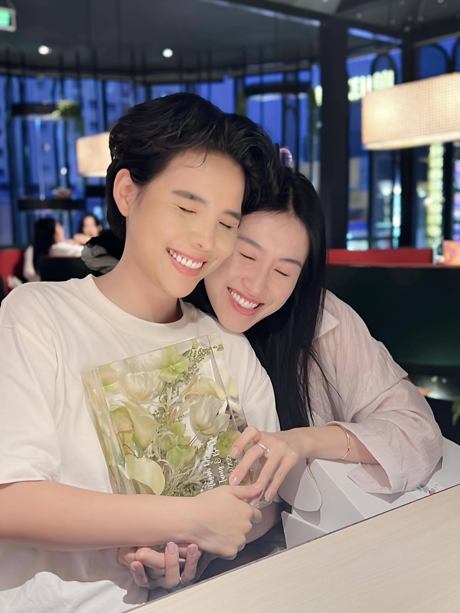 Sao Việt 13/5: Angela Phương Trinh khoe cơ bắp, Vũ Cát Tường rạng rỡ bên bạn đời - 2