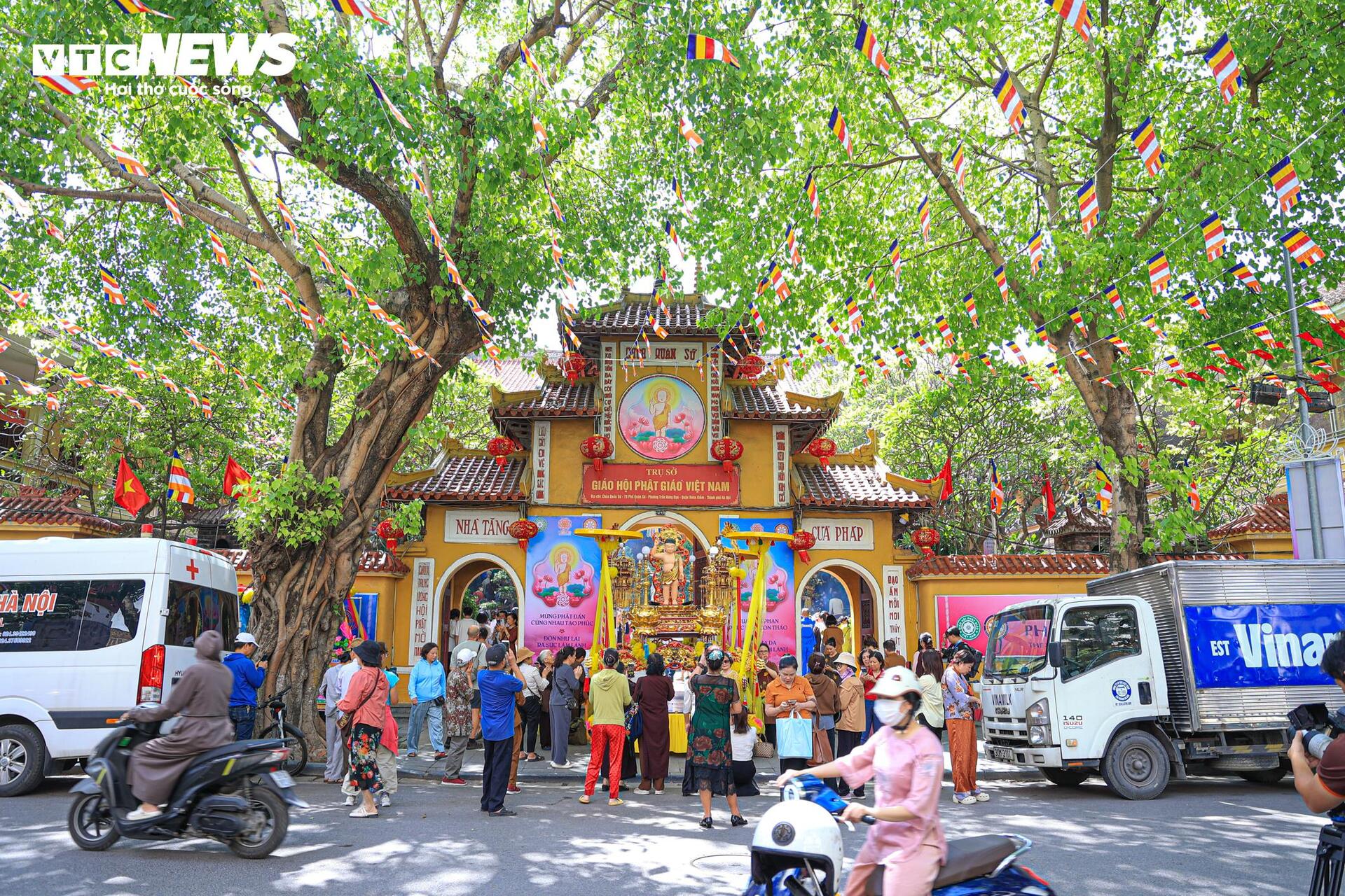 Phật tử trang nghiêm kính mừng Phật đản tại chùa Quán Sứ - 1