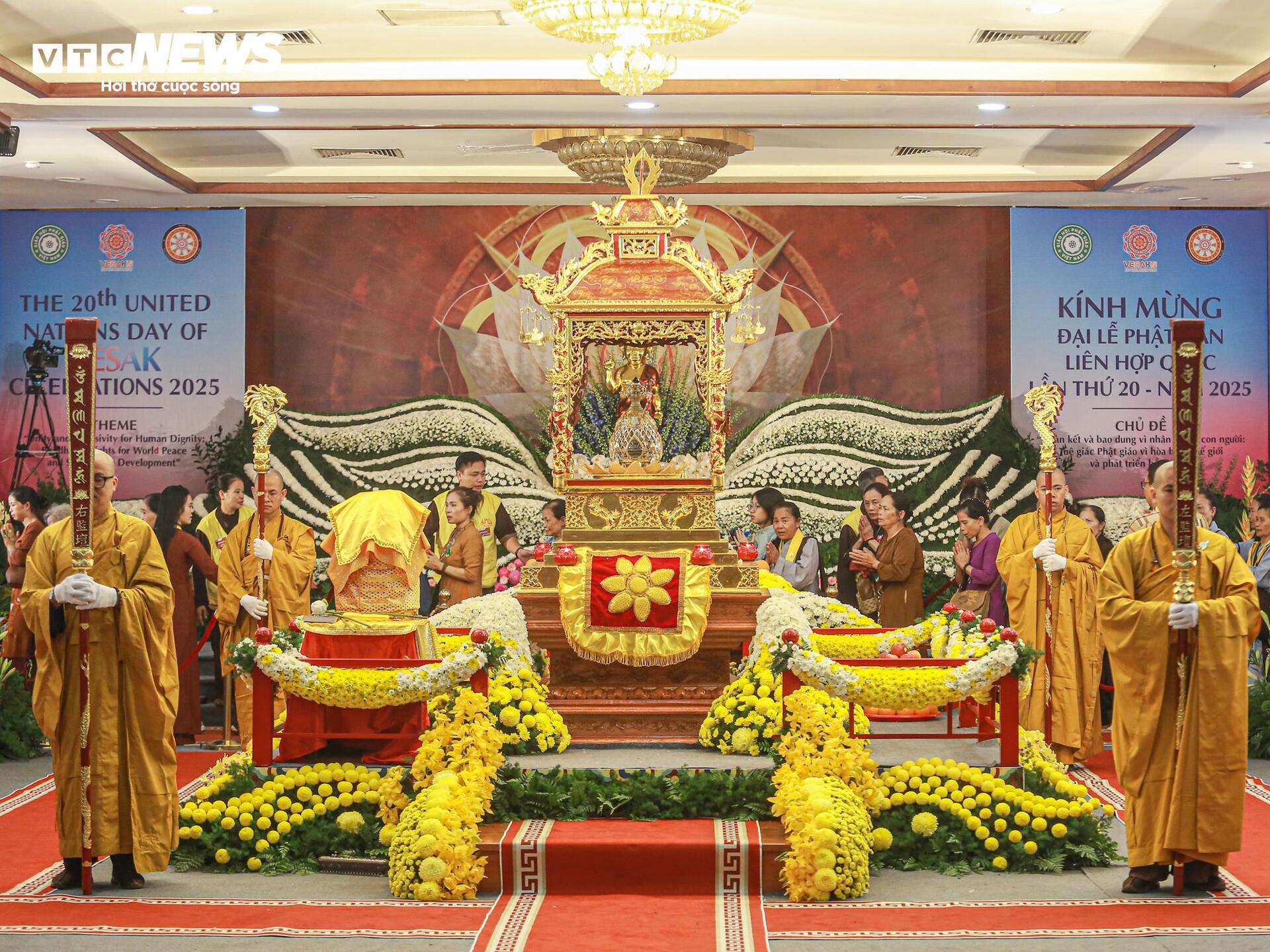 Phật tử vượt trăm cây số, xếp hàng từ 1h sáng chờ chiêm bái xá lợi Đức Phật - 9