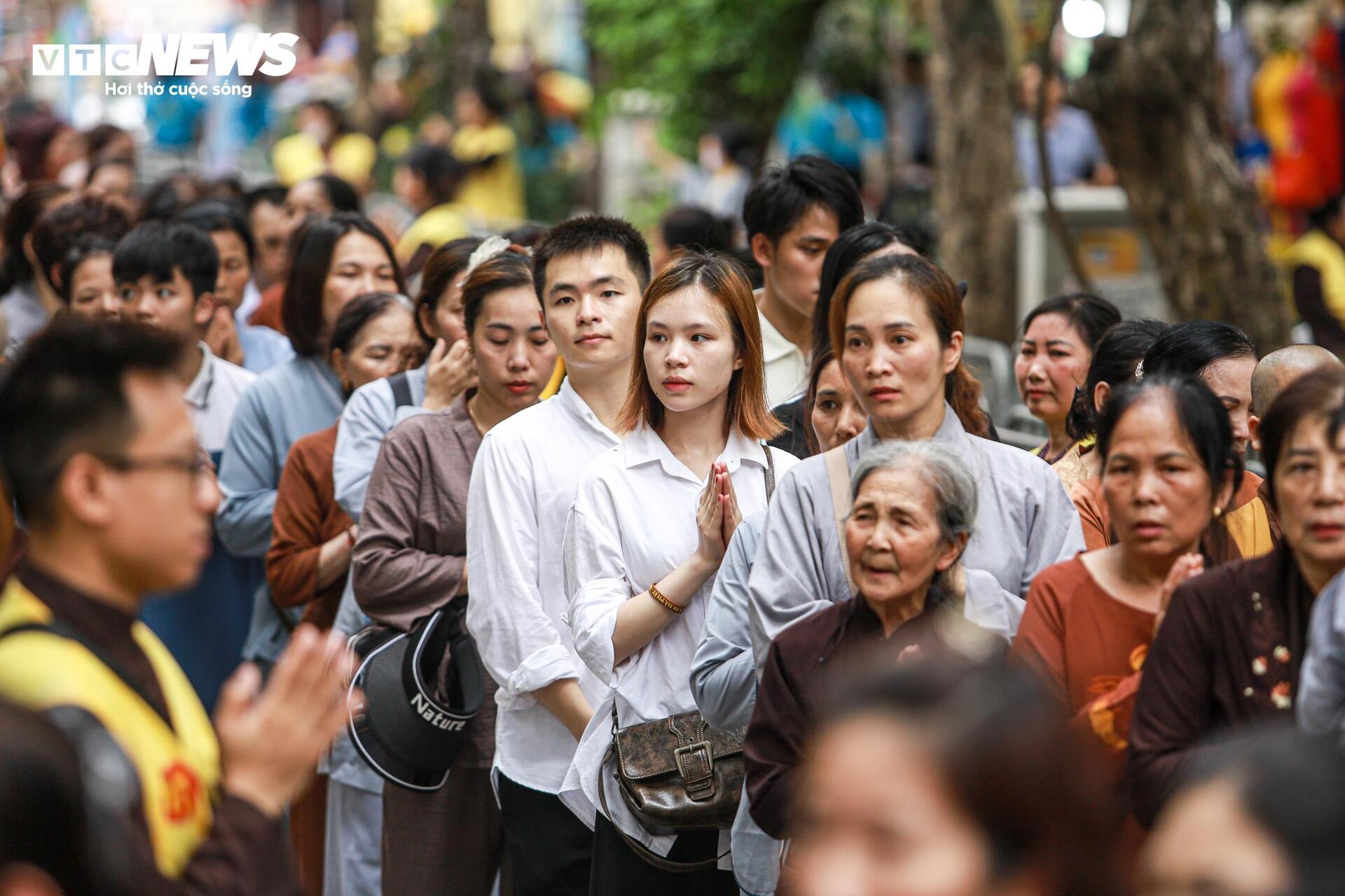 Phật tử vượt trăm cây số, xếp hàng từ 1h sáng chờ chiêm bái xá lợi Đức Phật - 2