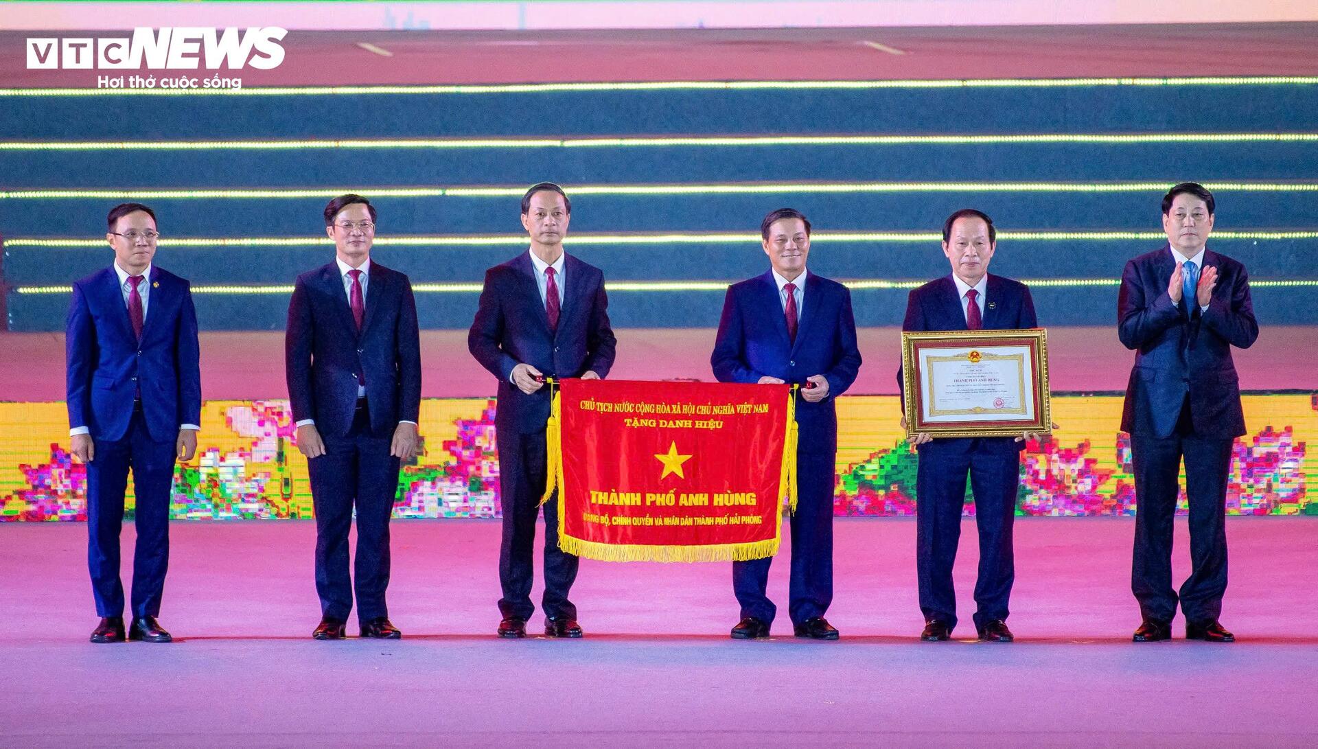 Mãn nhãn màn pháo hoa rực trời phố Cảng kỷ niệm 70 năm Giải phóng thành phố - 3