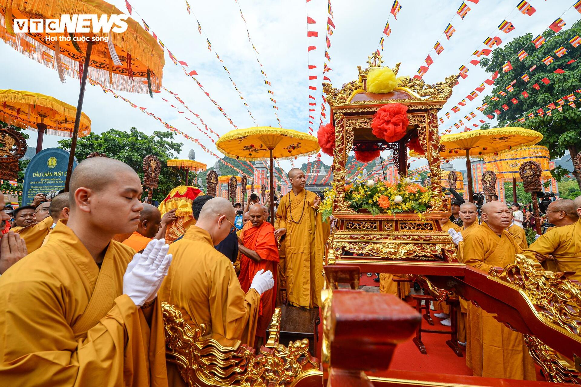 Cung rước xá lợi Phật về chùa Tam Chúc, hàng vạn phật tử thành kính chiêm bái - 2