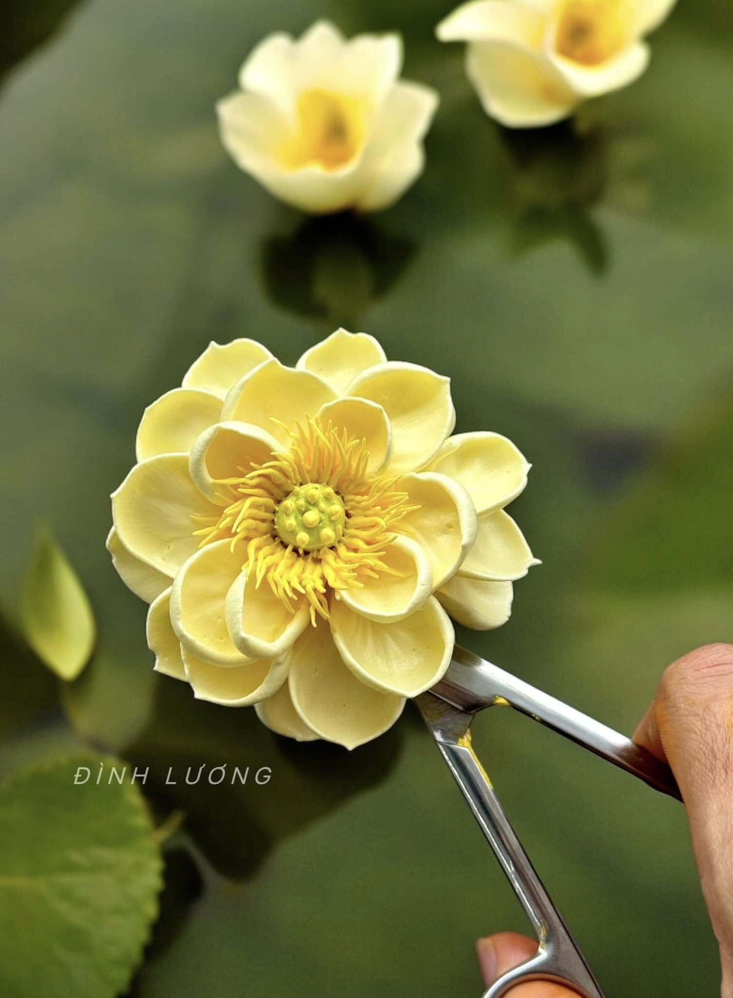 Chàng trai TP.HCM làm hoa bằng kem 'thật còn hơn cả hoa thật' - 19