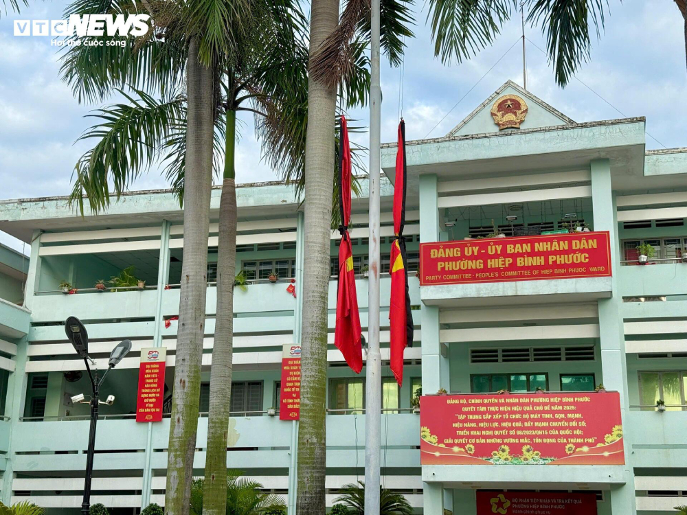 Cơ quan, công sở treo cờ rủ tưởng niệm nguyên Chủ tịch nước Trần Đức Lương - 17