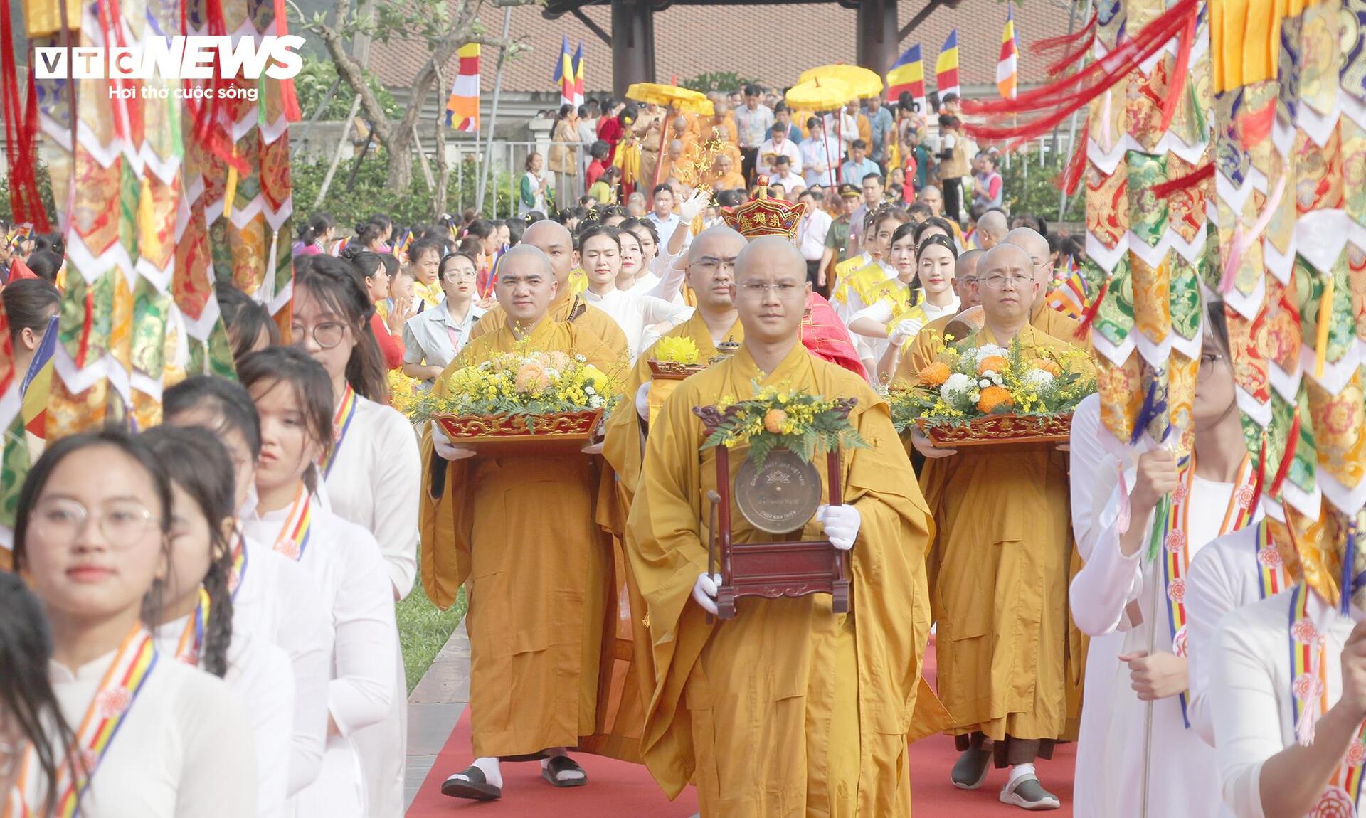 Phật tử xúc động cung đón Xá lợi Đức Phật về Yên Tử, Quảng Ninh - 2
