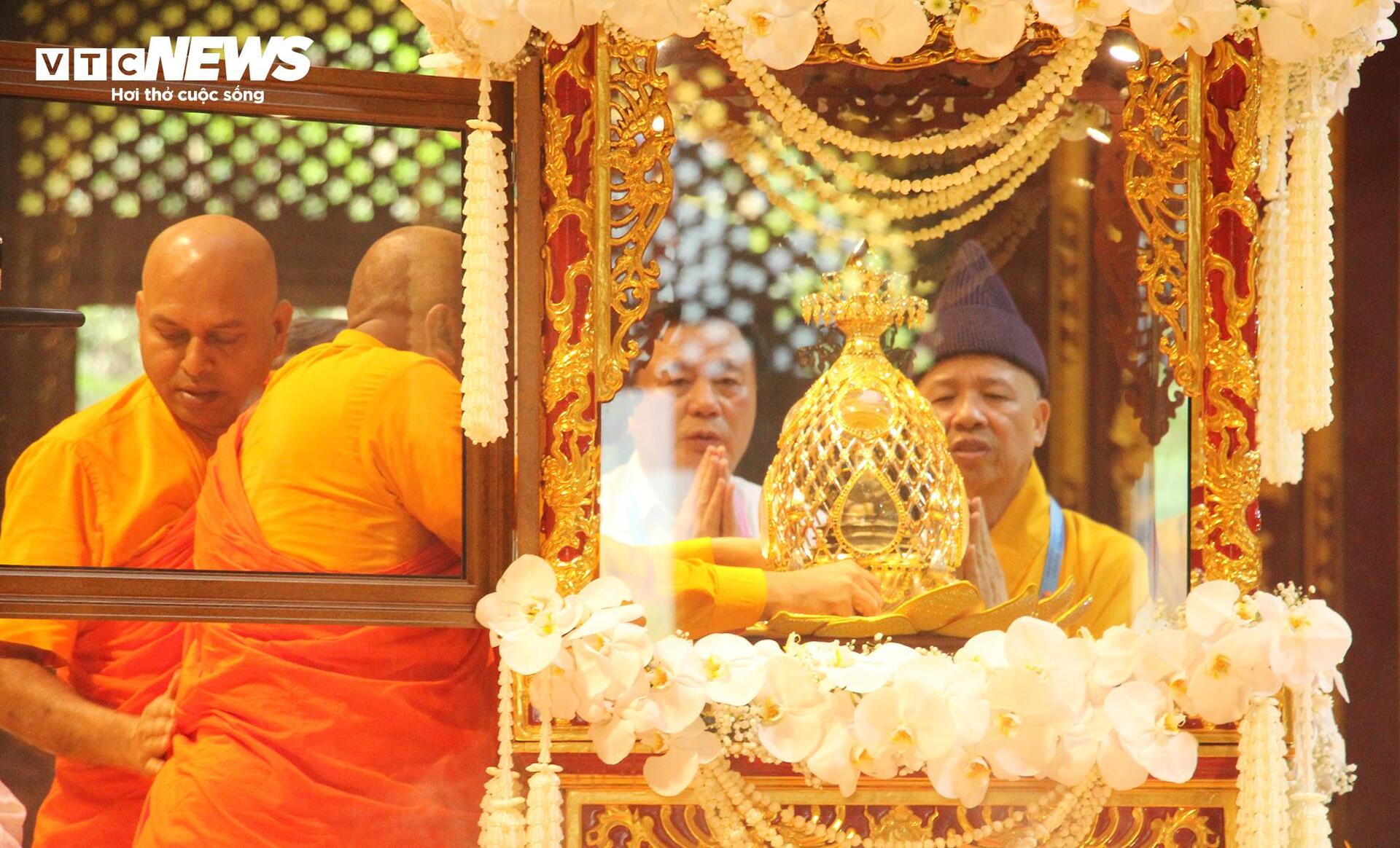 Phật tử xúc động cung đón Xá lợi Đức Phật về Yên Tử, Quảng Ninh - 7