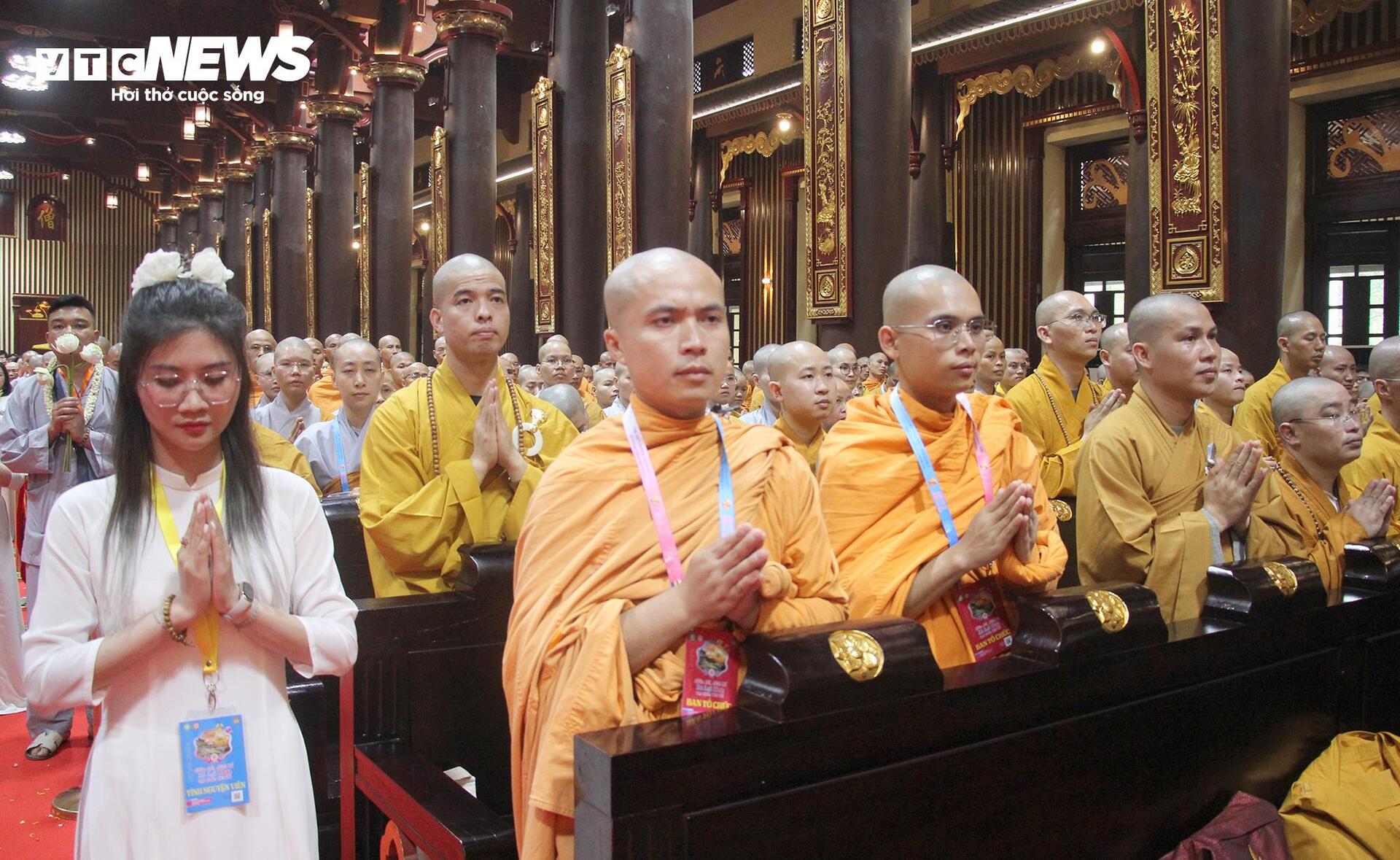 Phật tử xúc động cung đón Xá lợi Đức Phật về Yên Tử, Quảng Ninh - 12