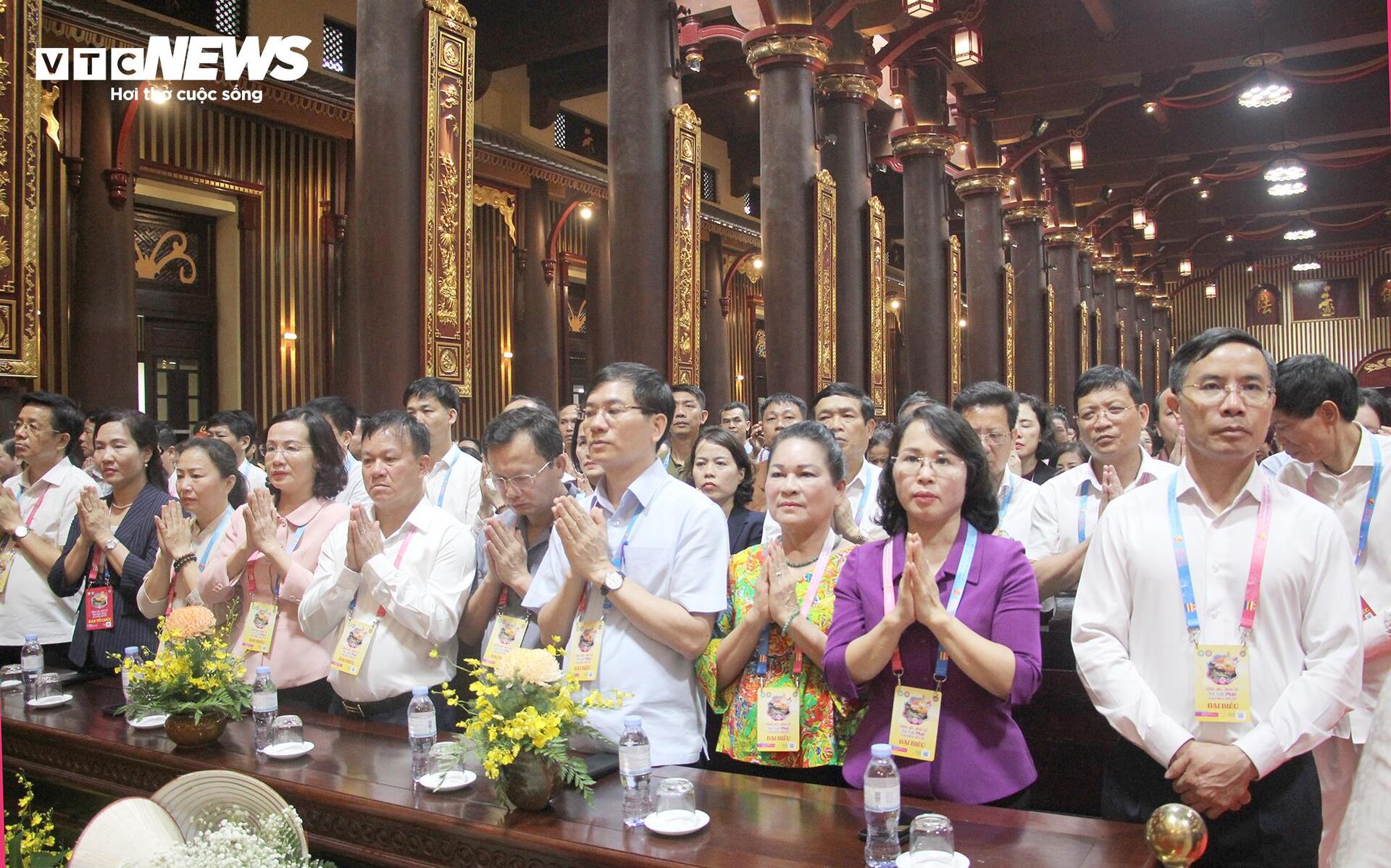 Phật tử xúc động cung đón Xá lợi Đức Phật về Yên Tử, Quảng Ninh - 11