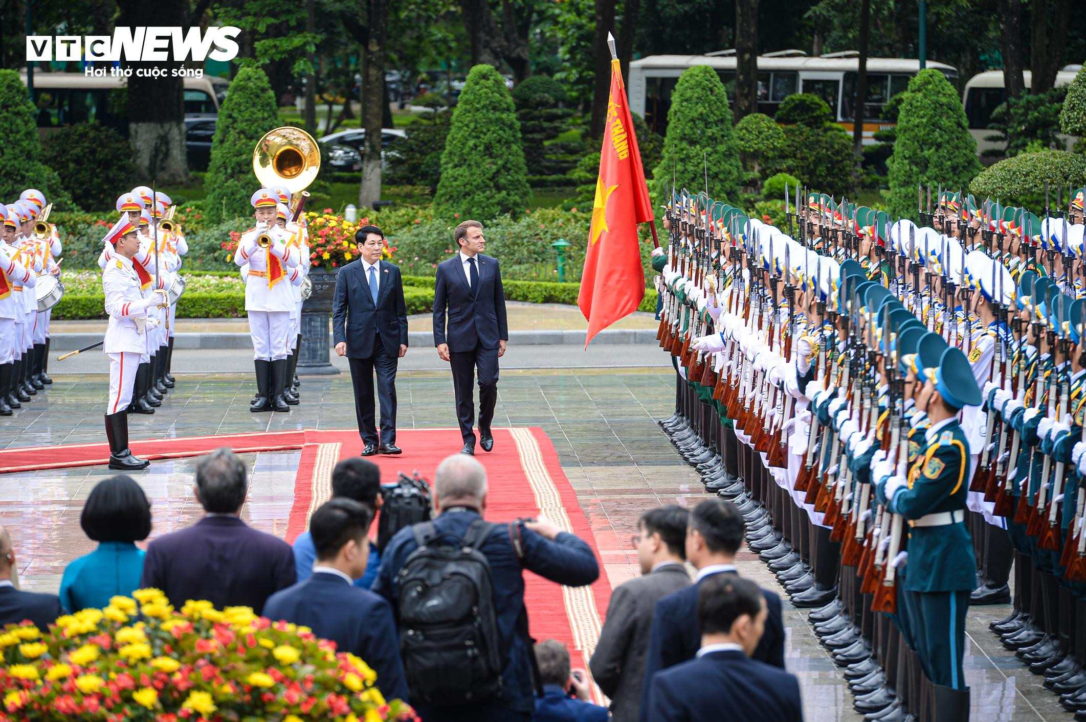 Chủ tịch nước Lương Cường chủ trì lễ đón Tổng thống Pháp Emmanuel Macron - 8