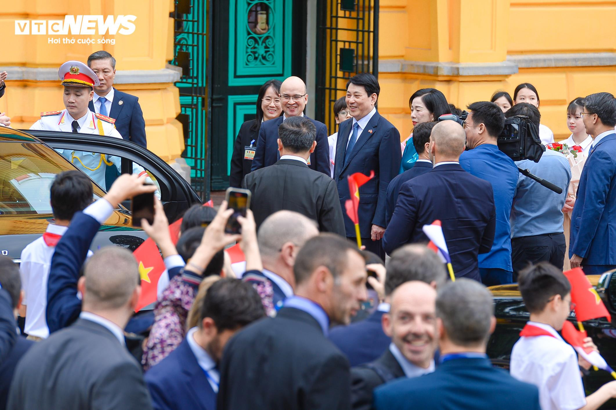 Chủ tịch nước Lương Cường chủ trì lễ đón Tổng thống Pháp Emmanuel Macron - 2