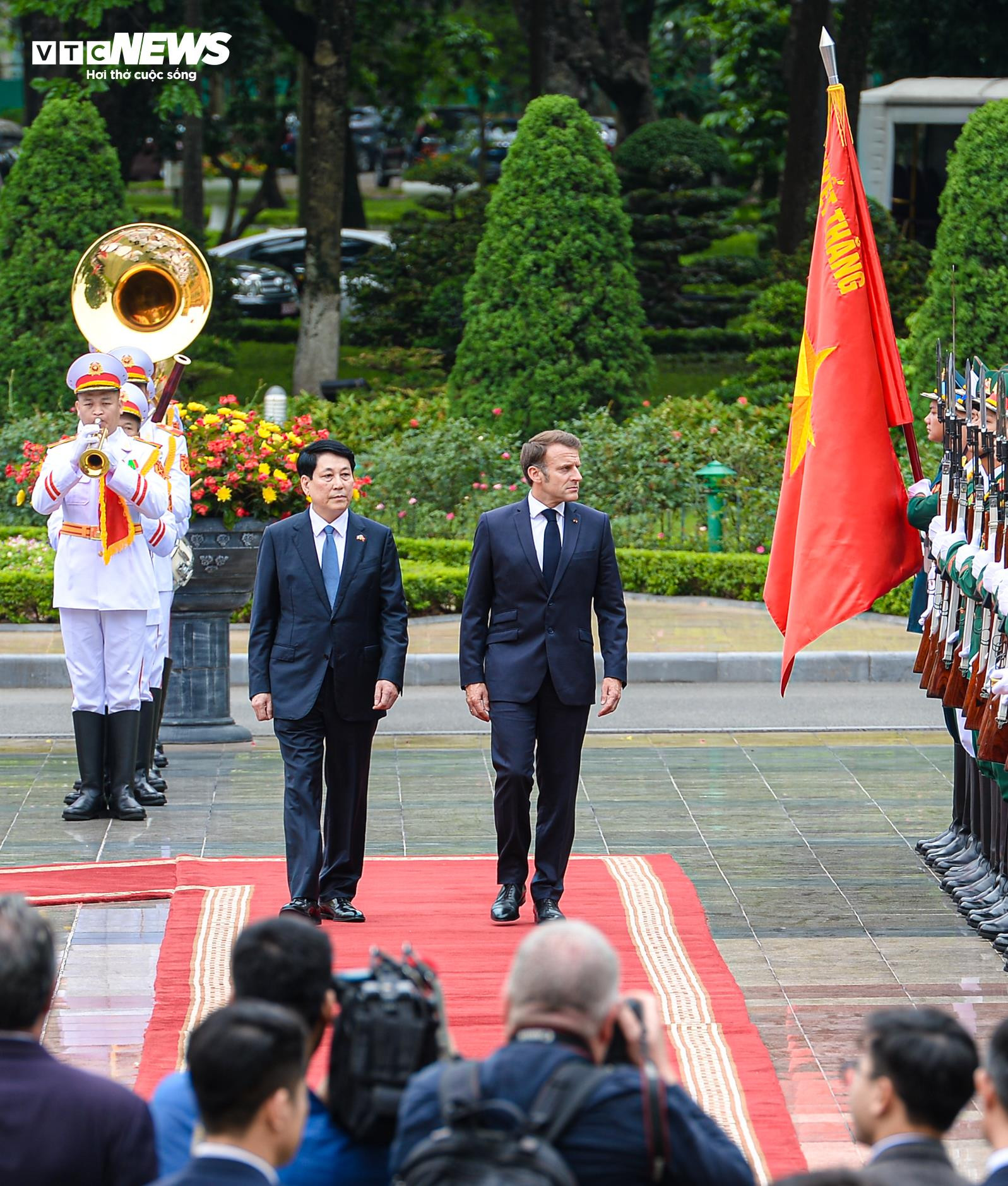 Chủ tịch nước Lương Cường chủ trì lễ đón Tổng thống Pháp Emmanuel Macron - 9