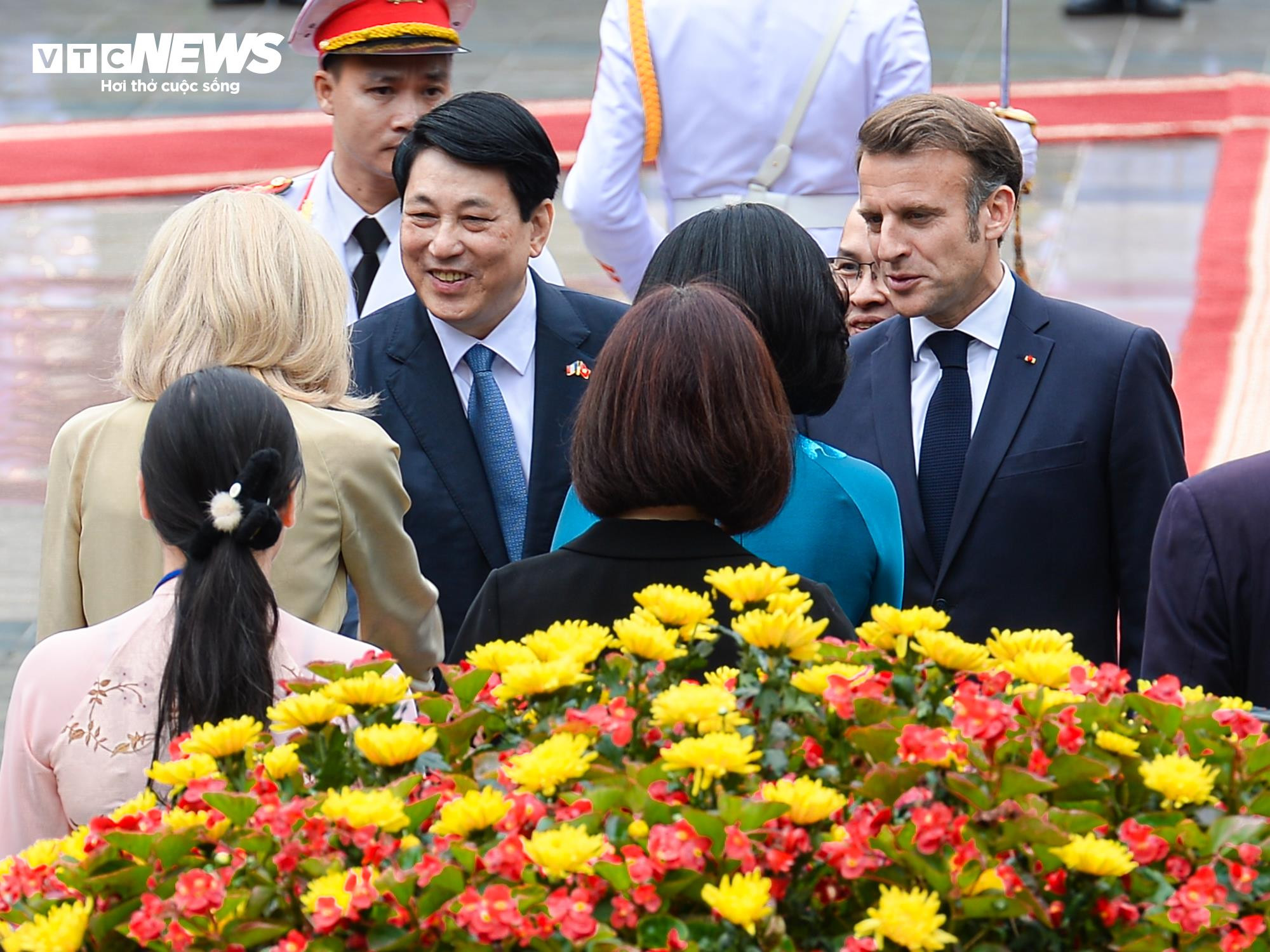 Chủ tịch nước Lương Cường chủ trì lễ đón Tổng thống Pháp Emmanuel Macron - 12