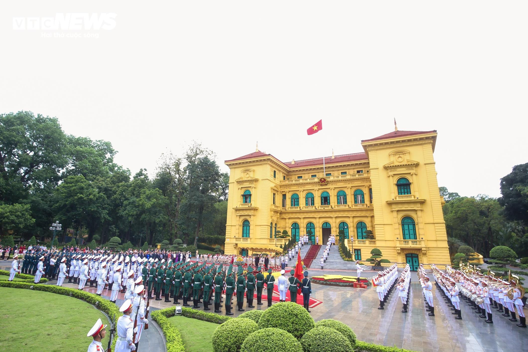 Chủ tịch nước Lương Cường chủ trì lễ đón Tổng thống Pháp Emmanuel Macron - 1