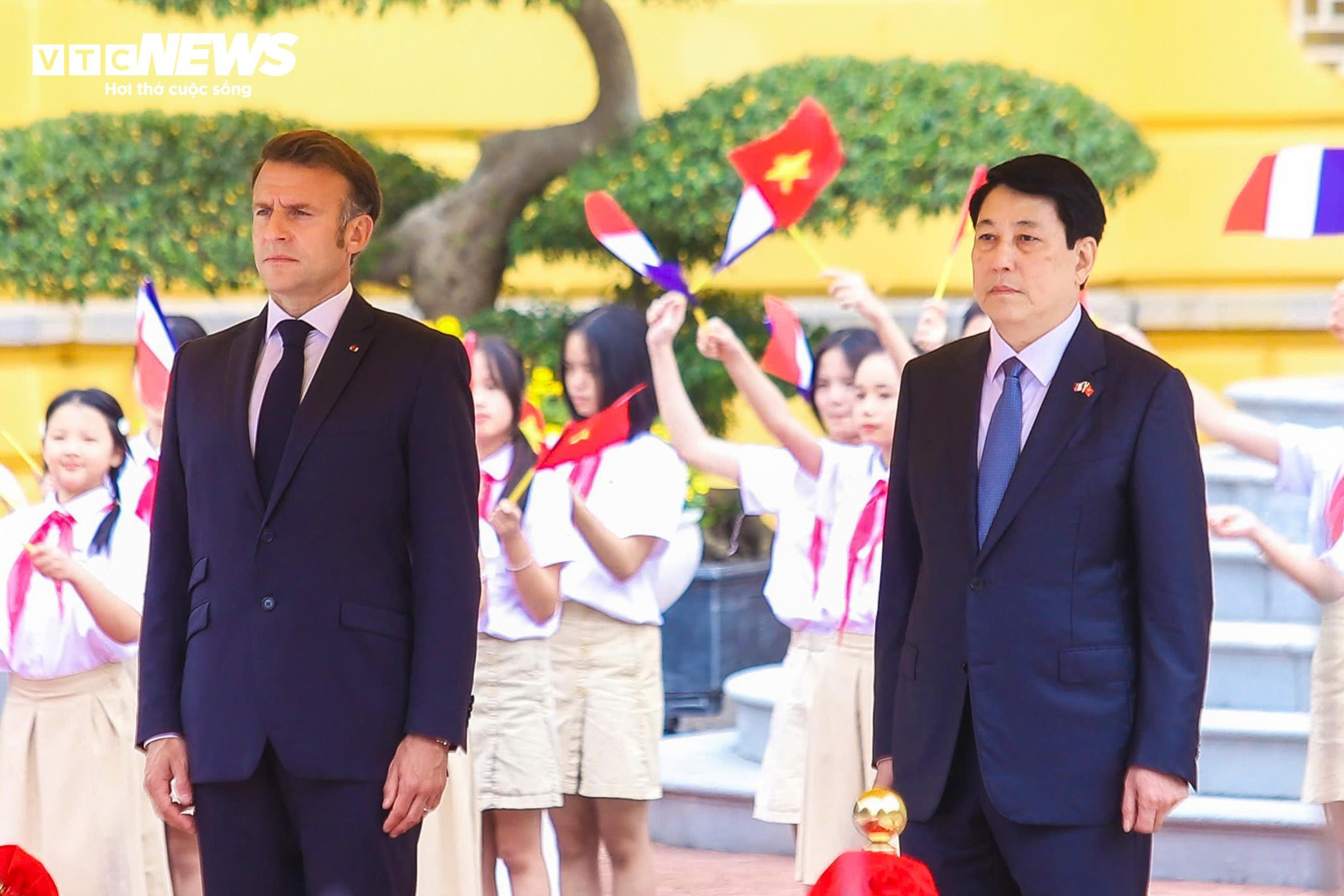 Chủ tịch nước Lương Cường chủ trì lễ đón Tổng thống Pháp Emmanuel Macron - 6