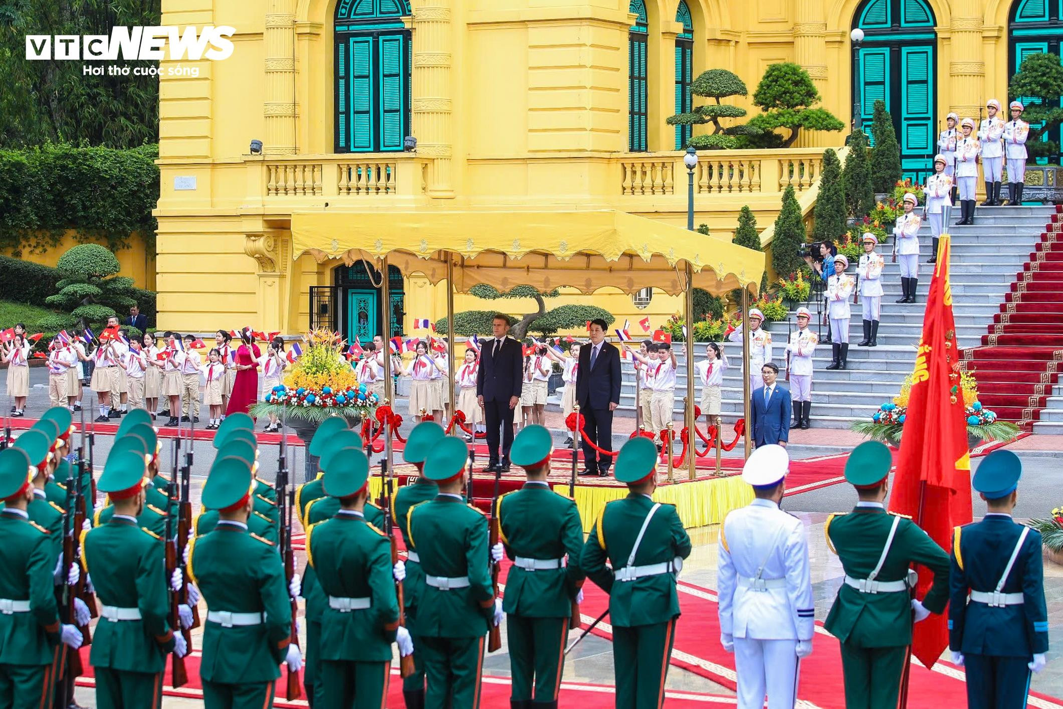 Chủ tịch nước Lương Cường chủ trì lễ đón Tổng thống Pháp Emmanuel Macron - 5