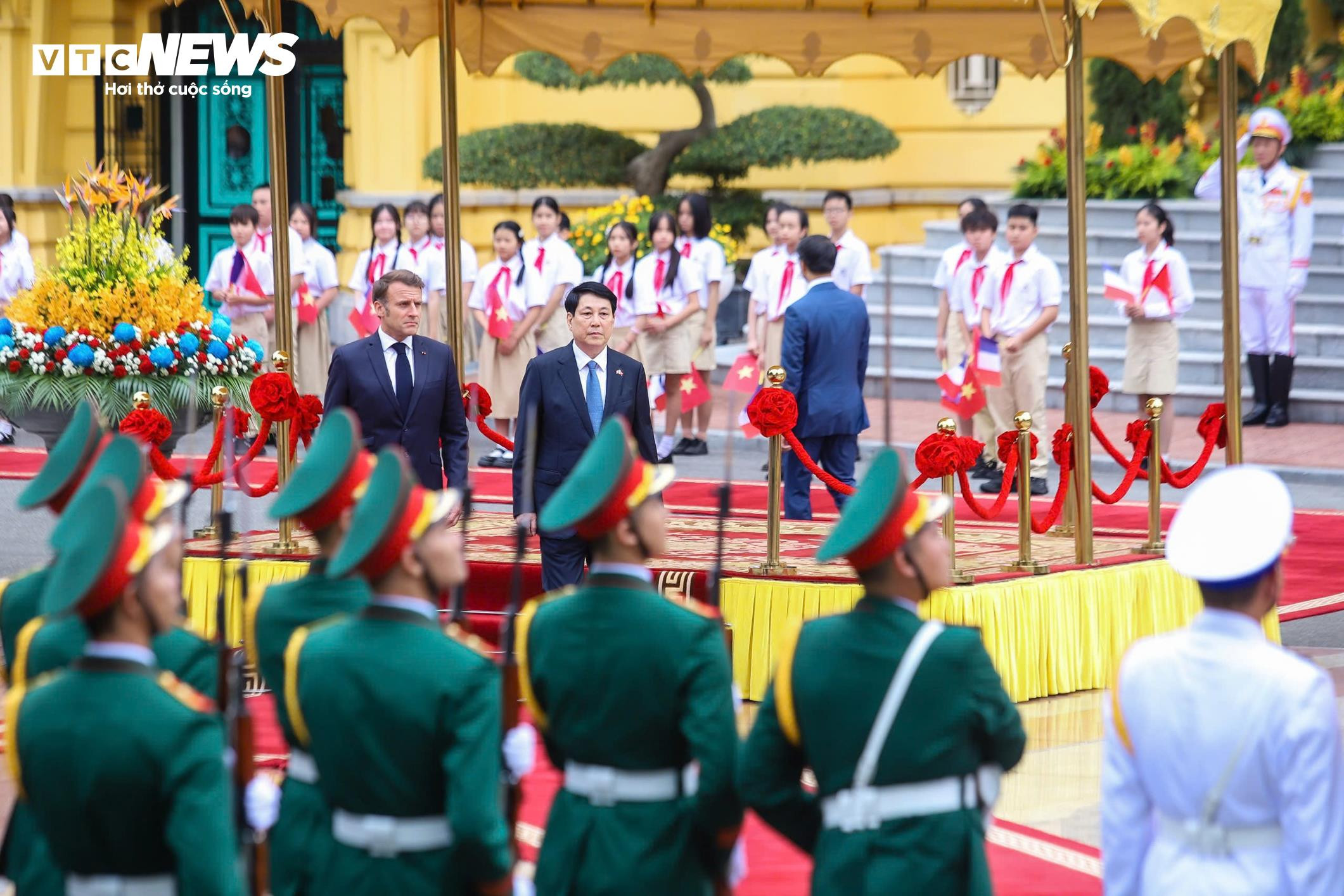 Chủ tịch nước Lương Cường chủ trì lễ đón Tổng thống Pháp Emmanuel Macron - 10