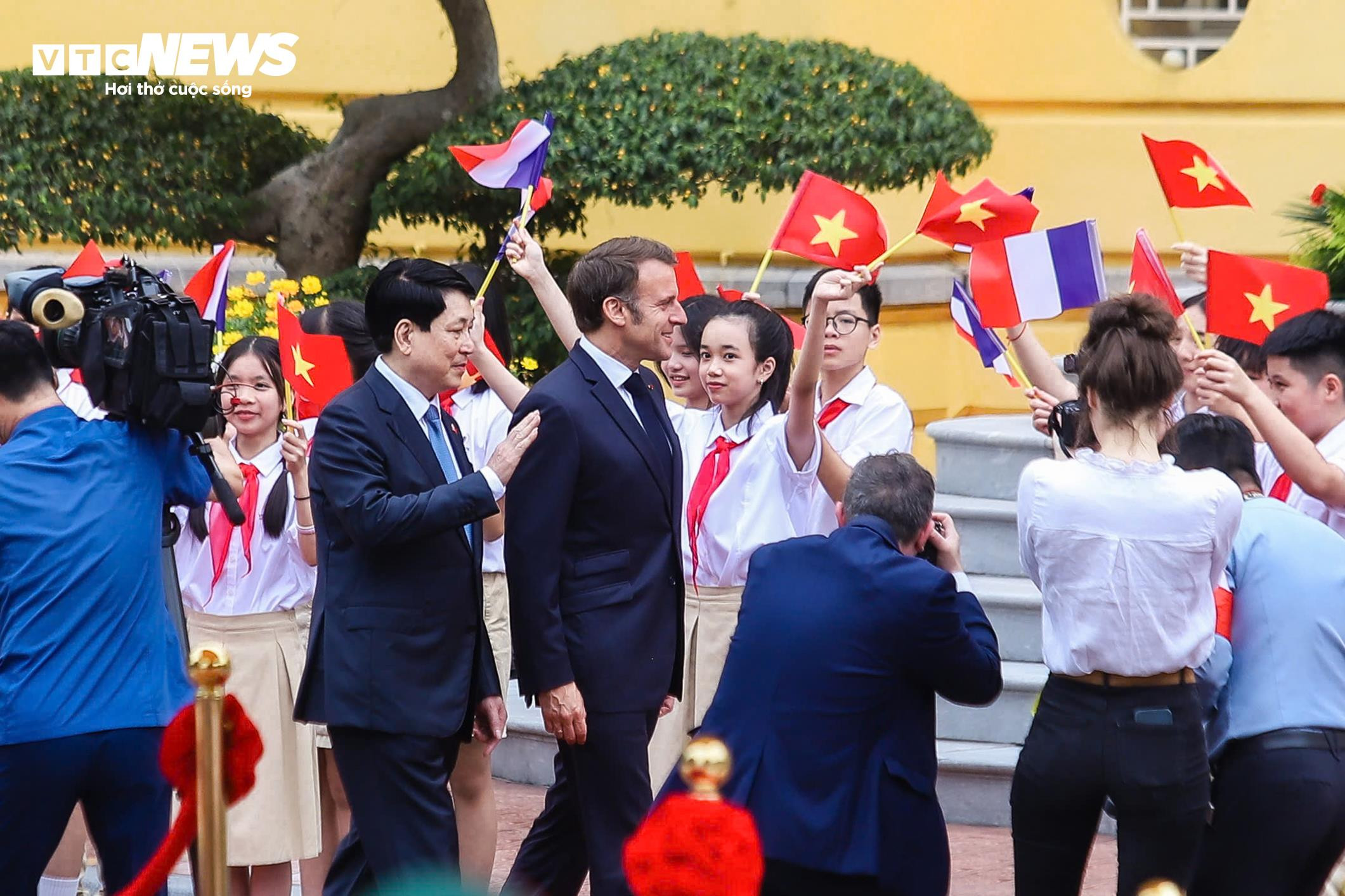 Chủ tịch nước Lương Cường chủ trì lễ đón Tổng thống Pháp Emmanuel Macron - 11