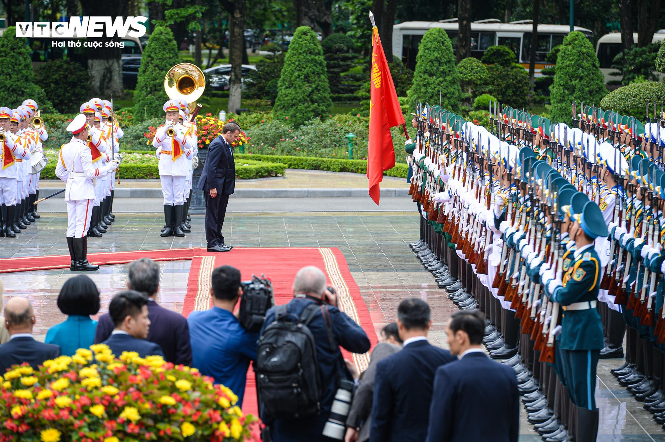 Chủ tịch nước Lương Cường chủ trì lễ đón Tổng thống Pháp Emmanuel Macron - 7
