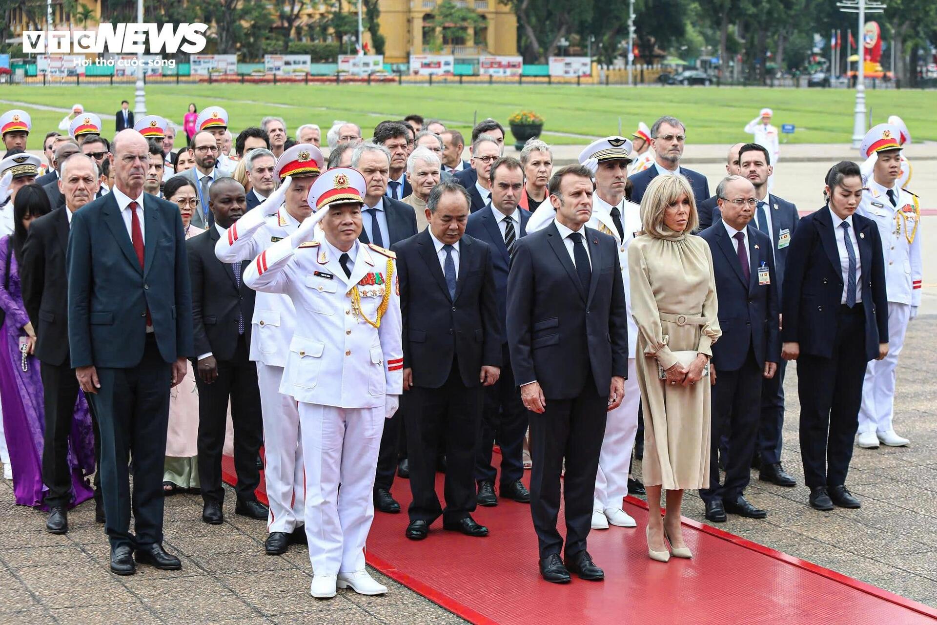Tổng thống Pháp Emmanuel Macron và Phu nhân vào lăng viếng Chủ tịch Hồ Chí Minh - 5