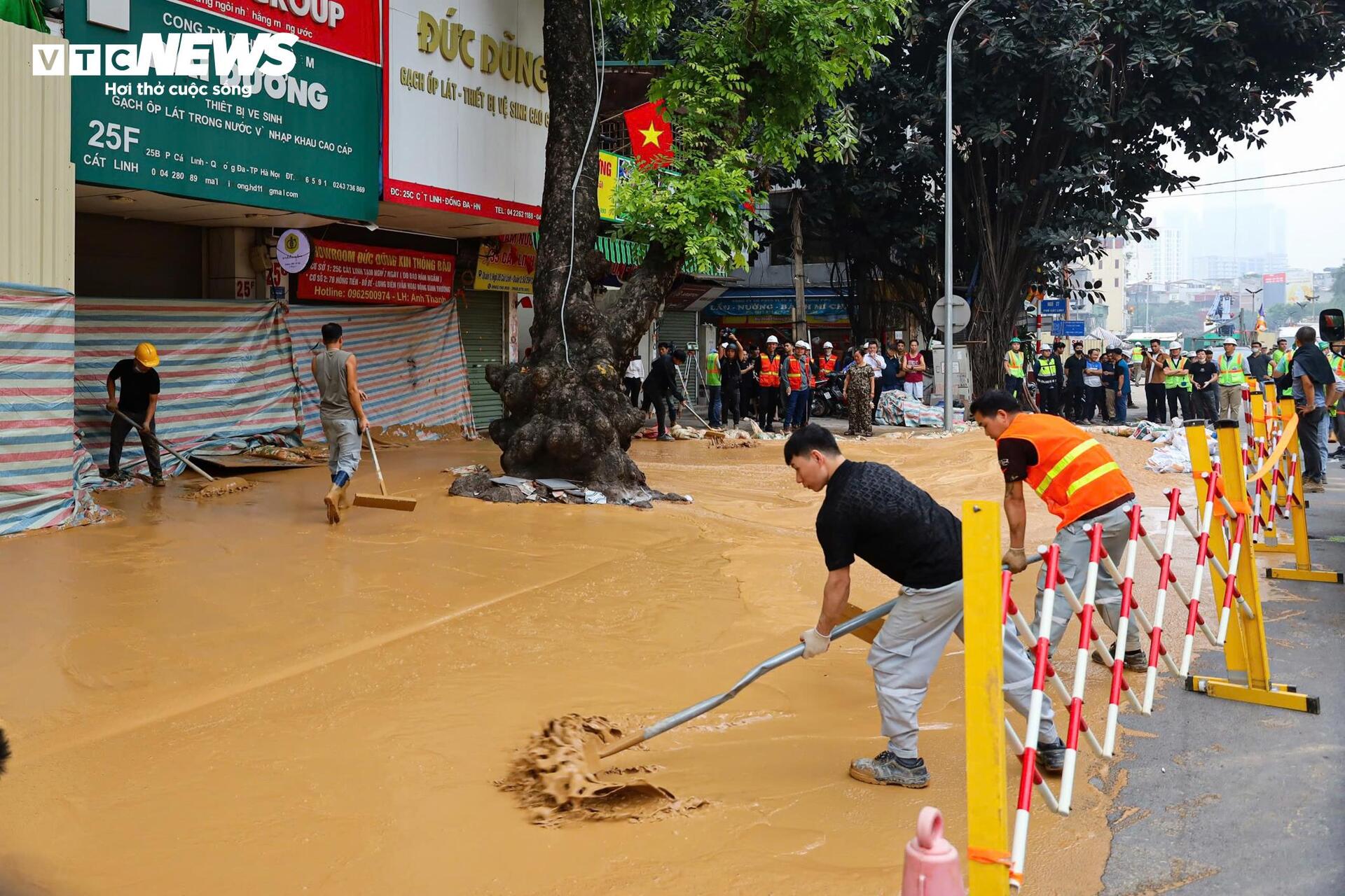 Bùn phun cao nửa mét trên phố Cát Linh, nhiều hộ phải di tản - 4