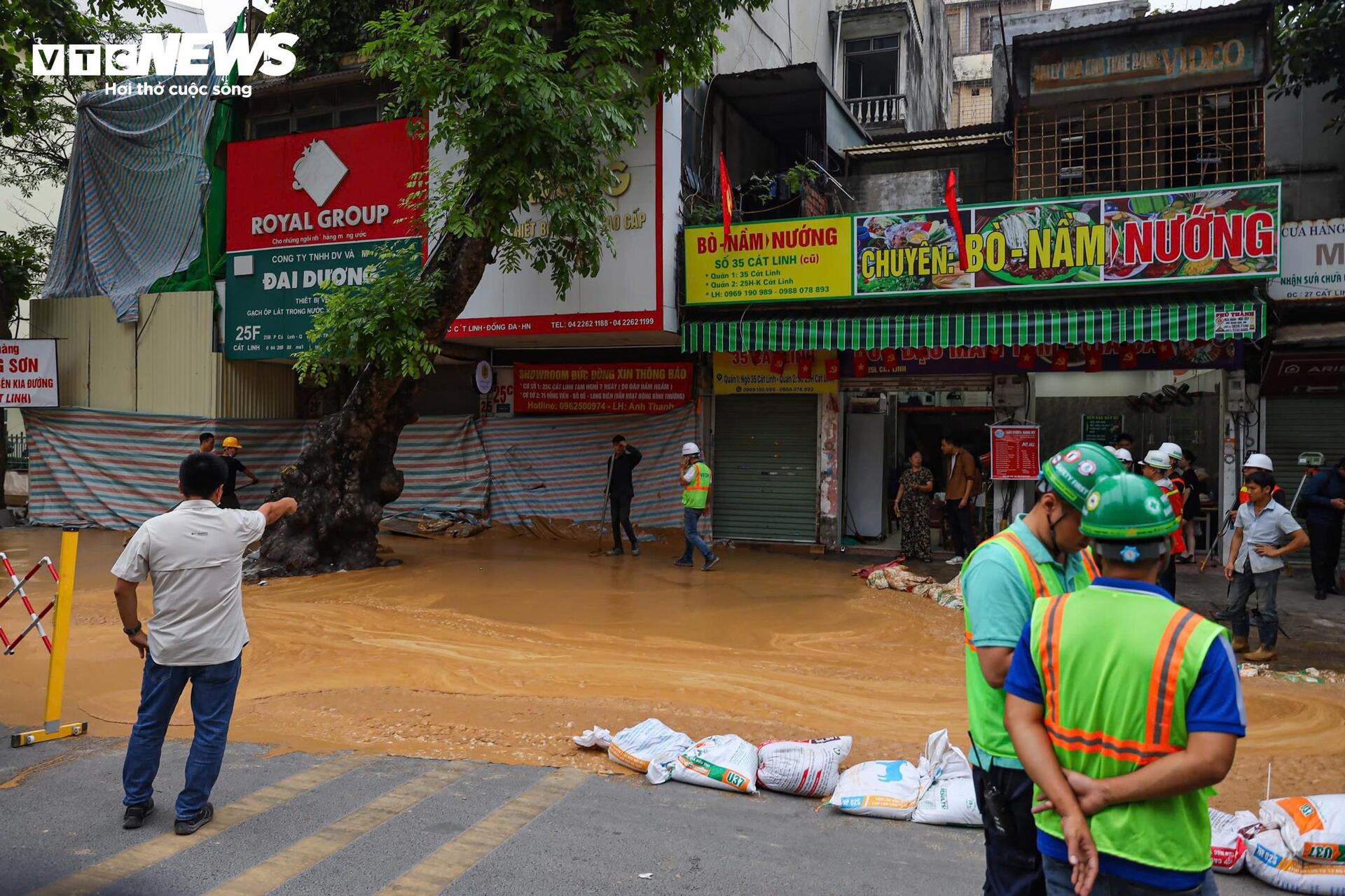 Bùn phun cao nửa mét trên phố Cát Linh, nhiều hộ phải di tản - 1