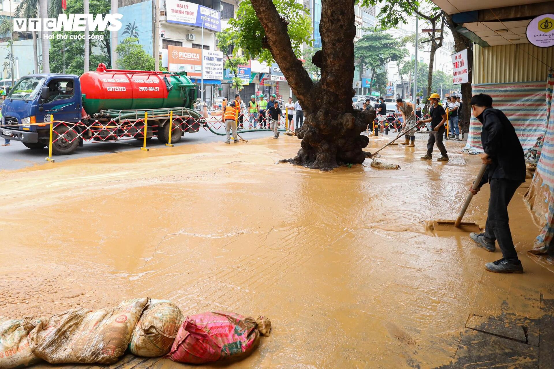 Bùn phun cao nửa mét trên phố Cát Linh, nhiều hộ phải di tản - 2