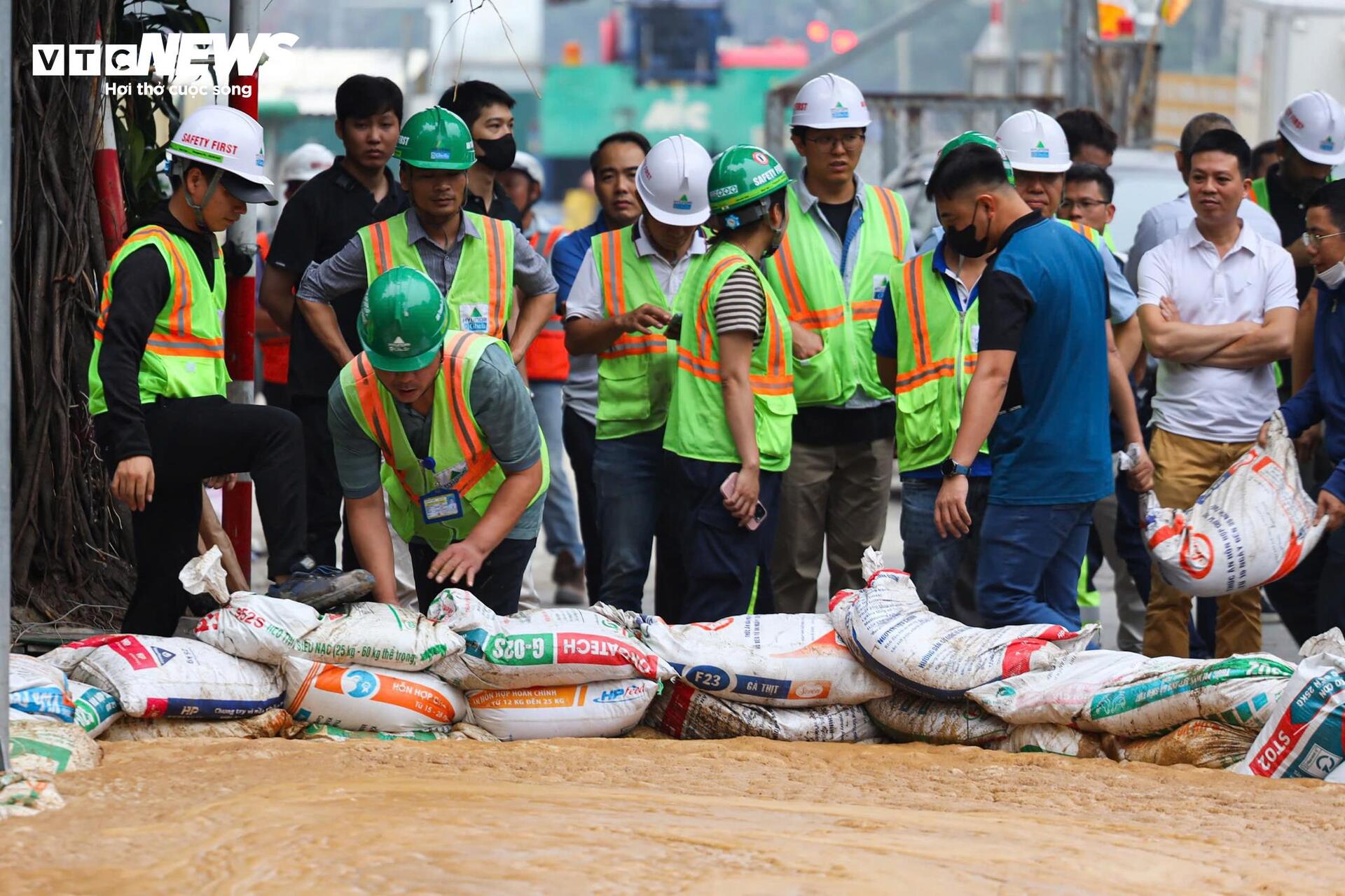 Bùn phun cao nửa mét trên phố Cát Linh, nhiều hộ phải di tản - 9