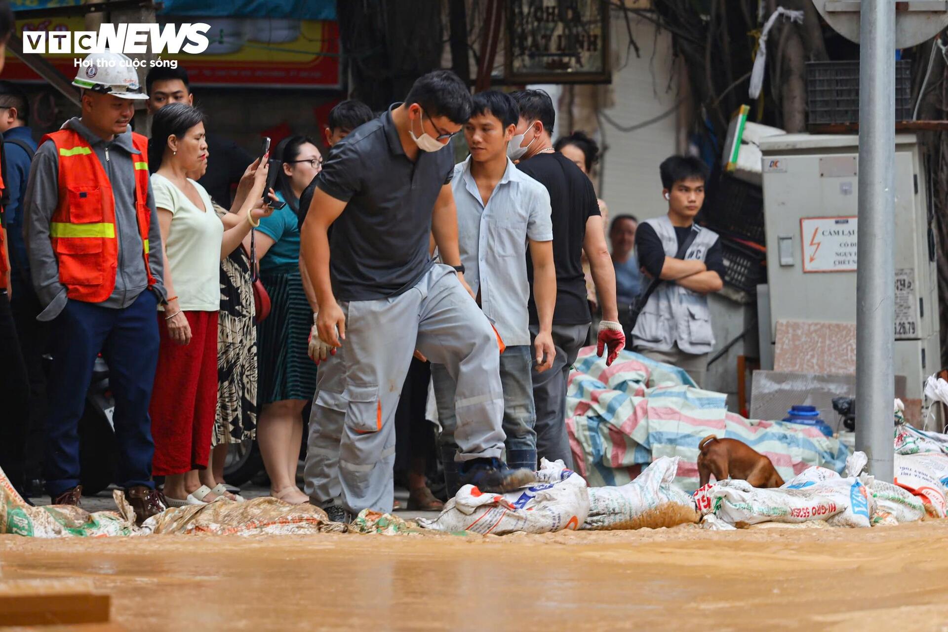 Bùn phun cao nửa mét trên phố Cát Linh, nhiều hộ phải di tản - 11