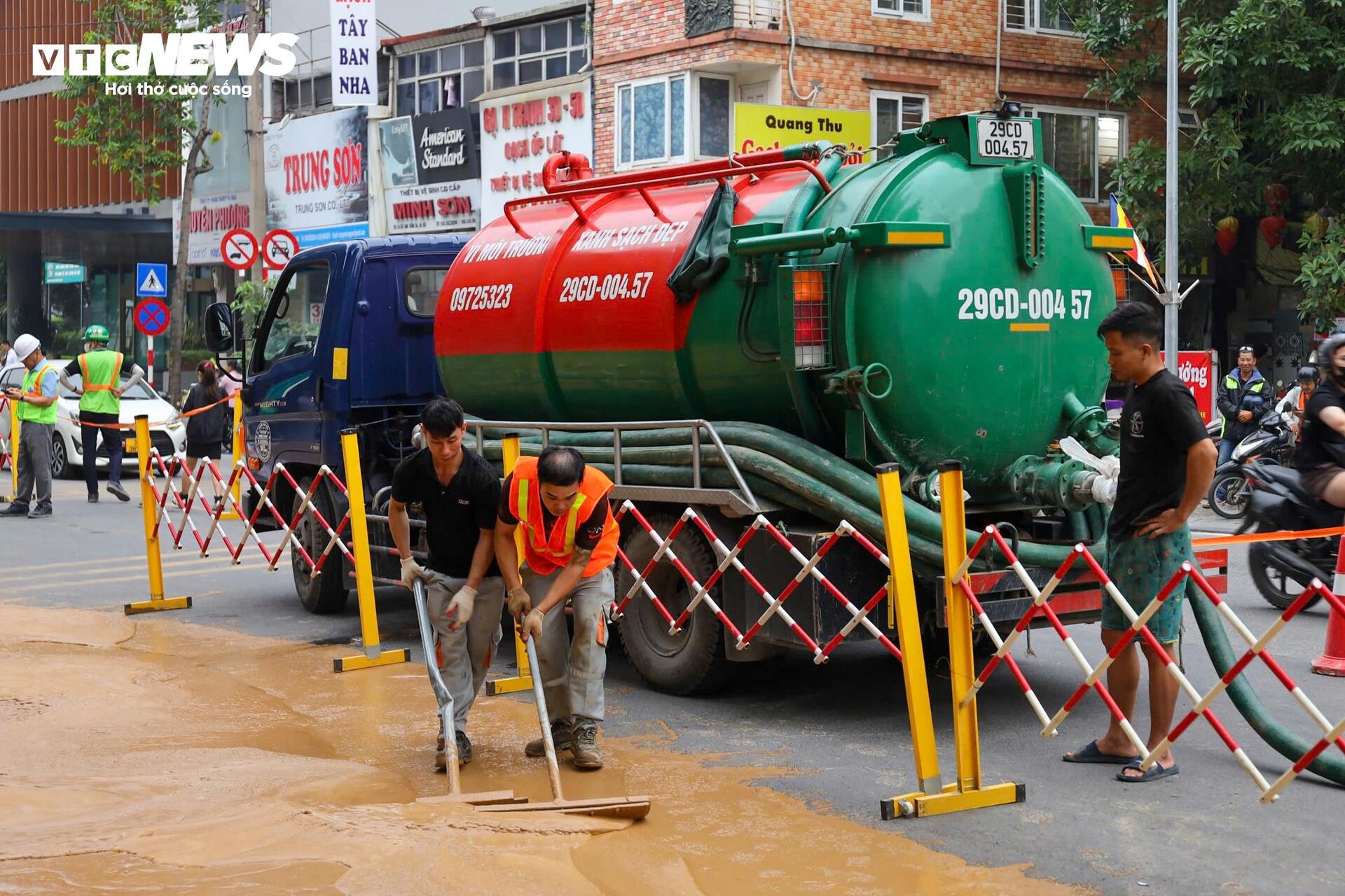 Bùn phun cao nửa mét trên phố Cát Linh, nhiều hộ phải di tản - 10