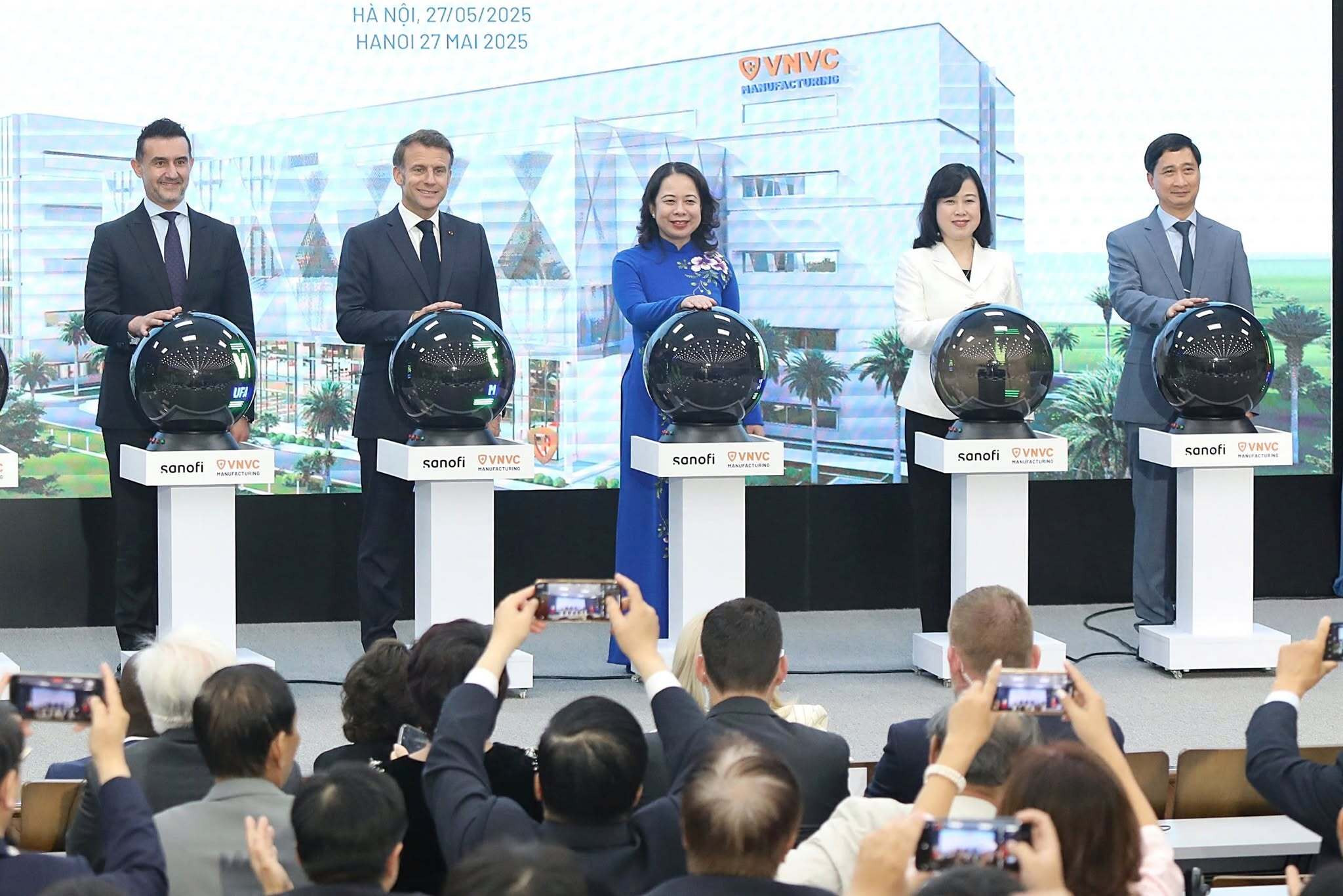 Tổng thống Pháp thăm Trường Đại học Khoa học và Công nghệ Hà Nội - 13