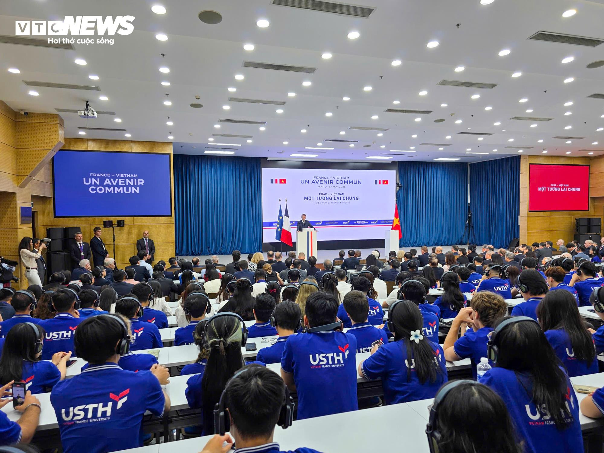 Tổng thống Pháp thăm Trường Đại học Khoa học và Công nghệ Hà Nội - 9