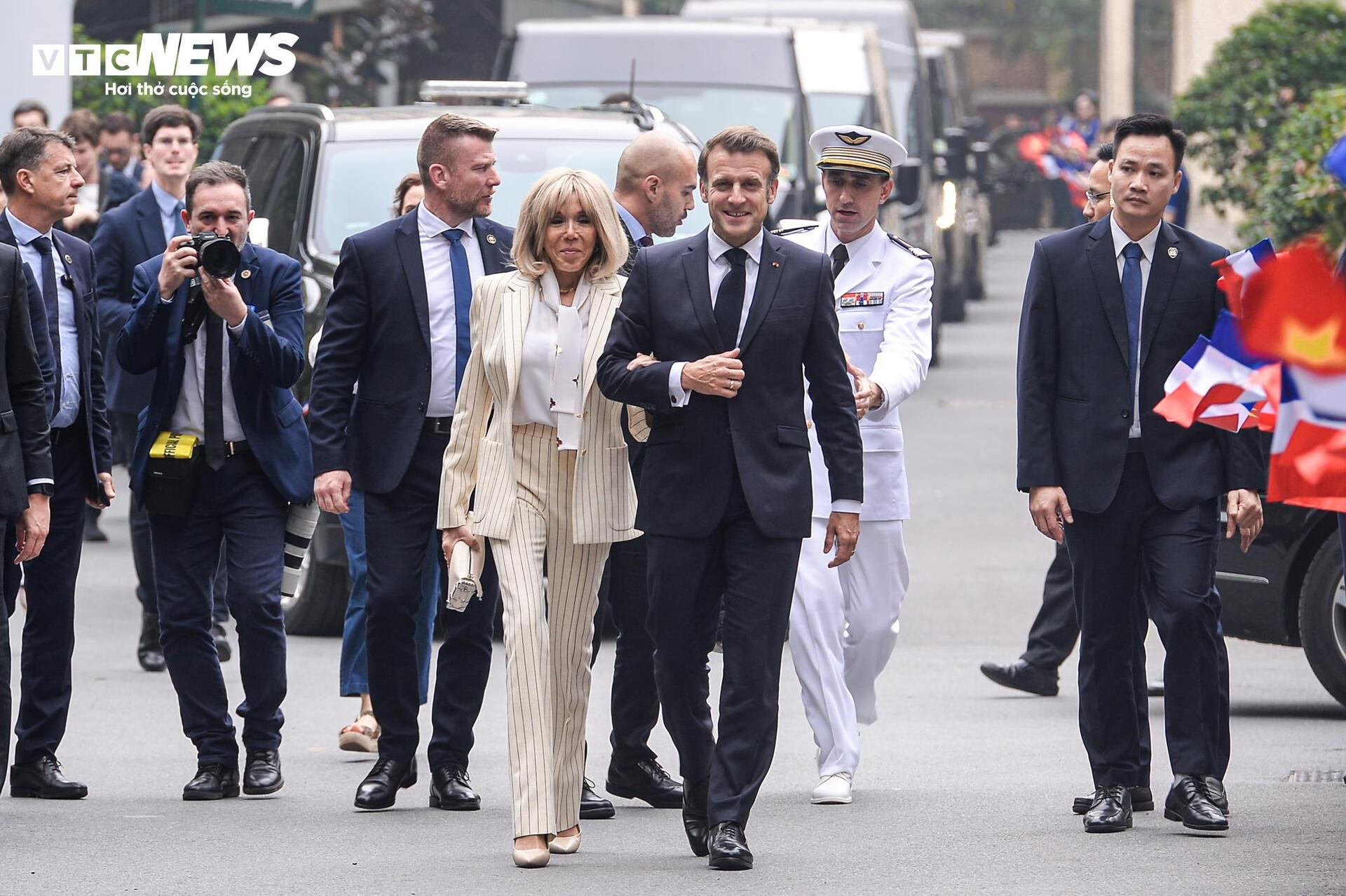 Tổng thống Pháp thăm Trường Đại học Khoa học và Công nghệ Hà Nội - 1