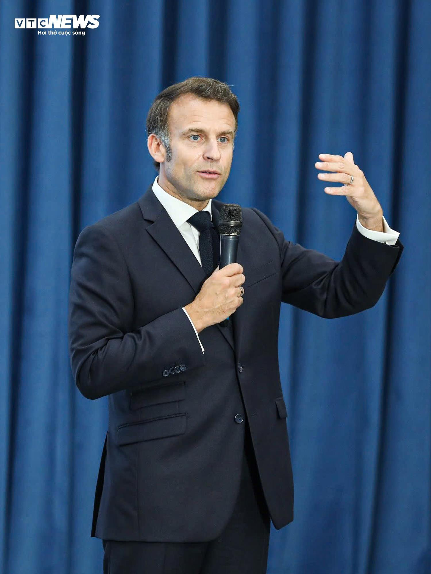 Tổng thống Pháp thăm Trường Đại học Khoa học và Công nghệ Hà Nội - 12