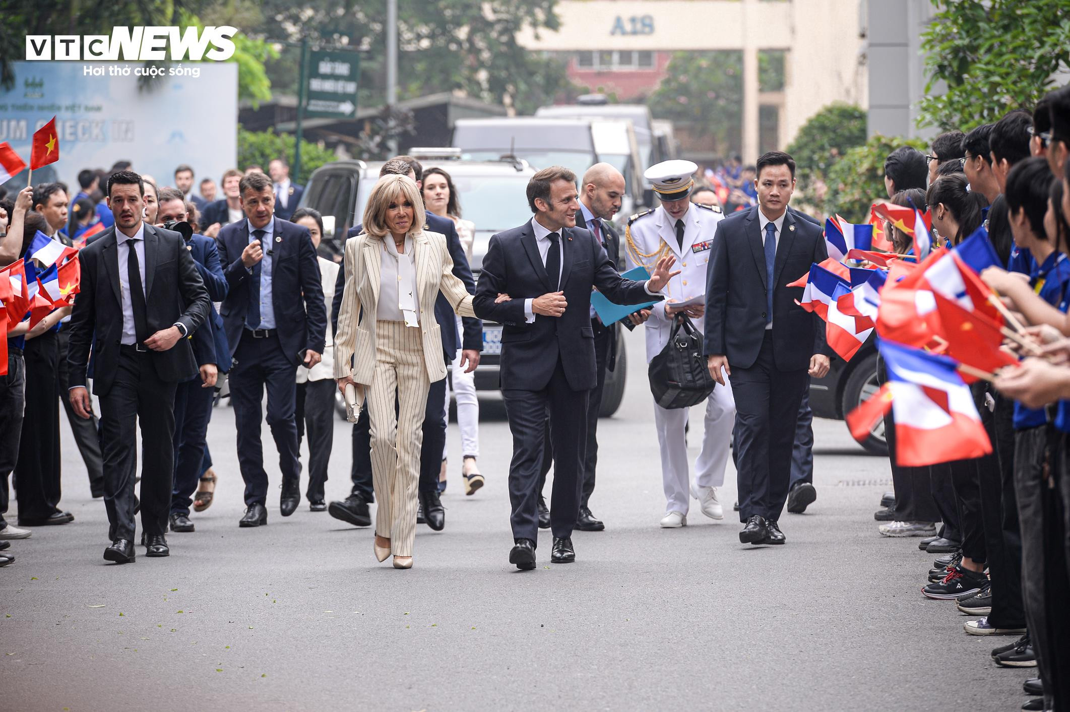 Tổng thống Pháp thăm Trường Đại học Khoa học và Công nghệ Hà Nội - 2