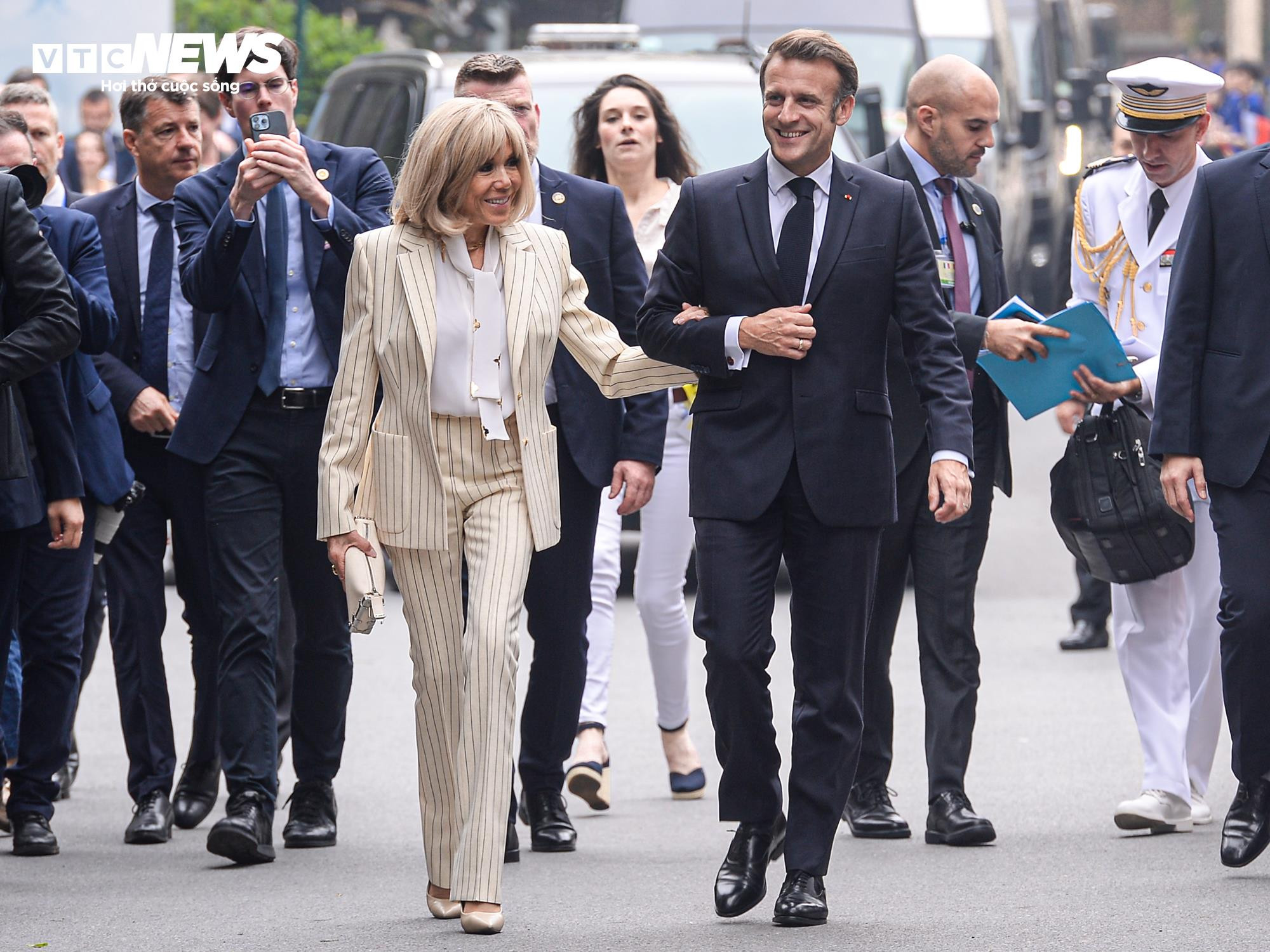 Tổng thống Pháp thăm Trường Đại học Khoa học và Công nghệ Hà Nội - 3