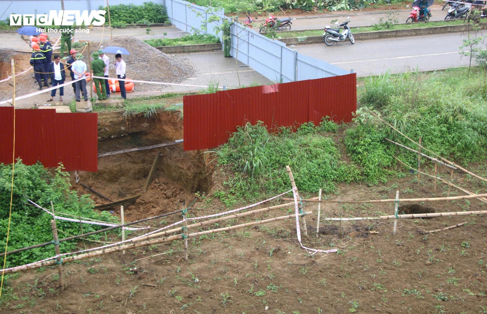 Hiện trường tìm kiếm người đi xe máy lao xuống 'hố tử thần' sâu 10m ở Bắc Kạn - 4