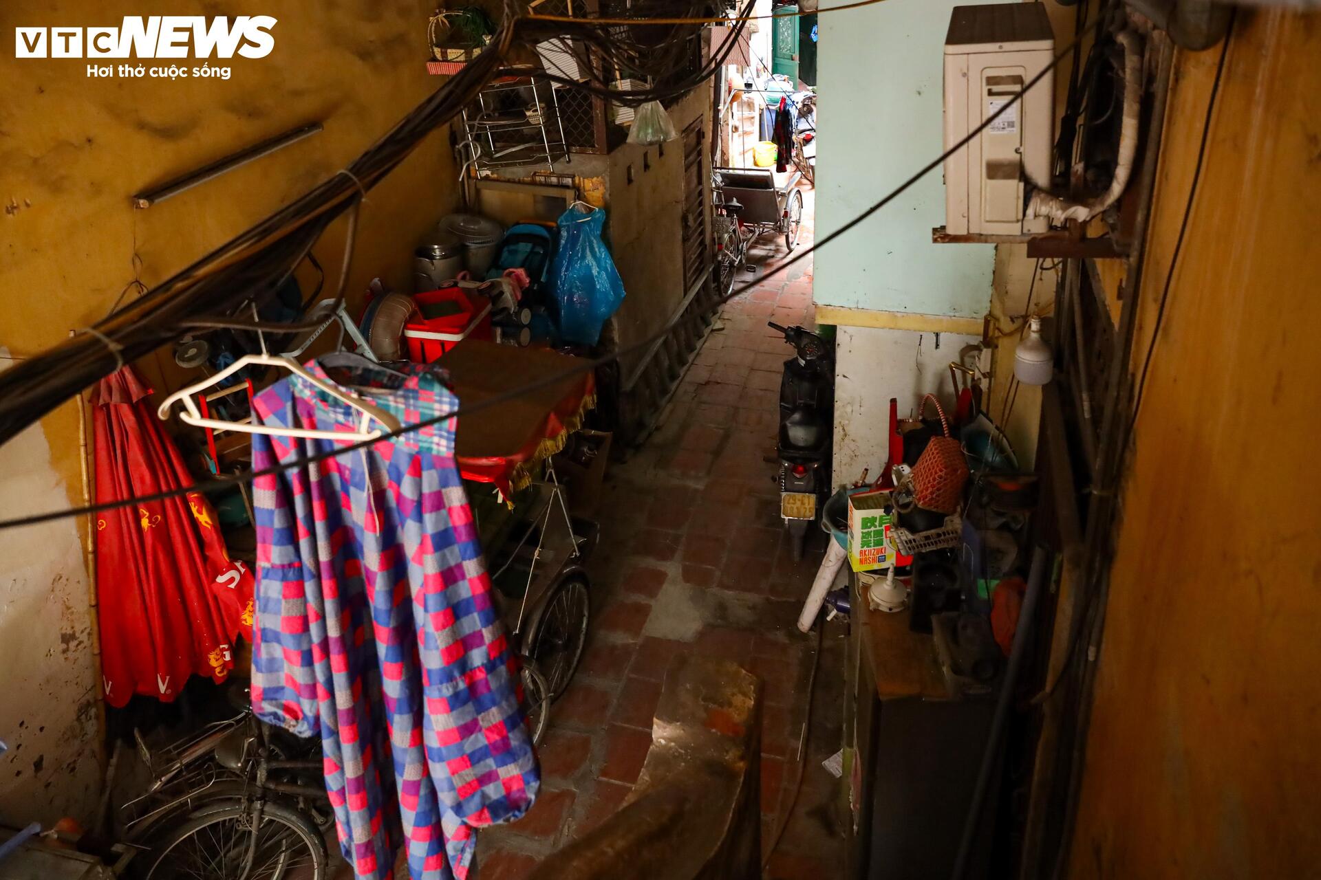 'Làng trong phố' chen chúc giữa đô thị: Cảnh sống chật chột, tăm tối khó tin - 34