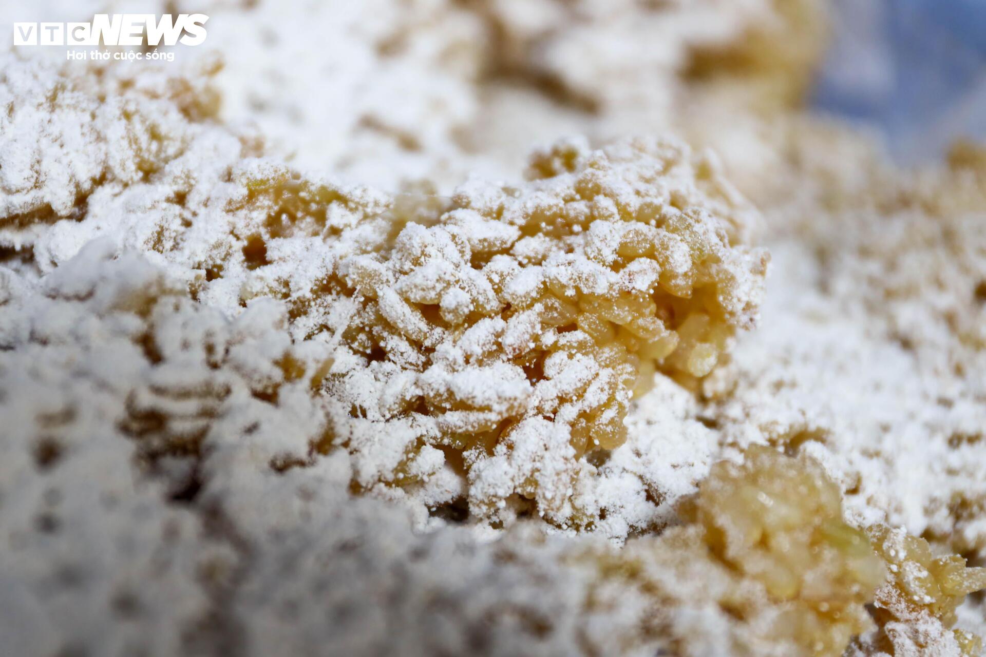 Tết Đoan ngọ cận kề, làng rượu nếp tất bật xuyên đêm - 13