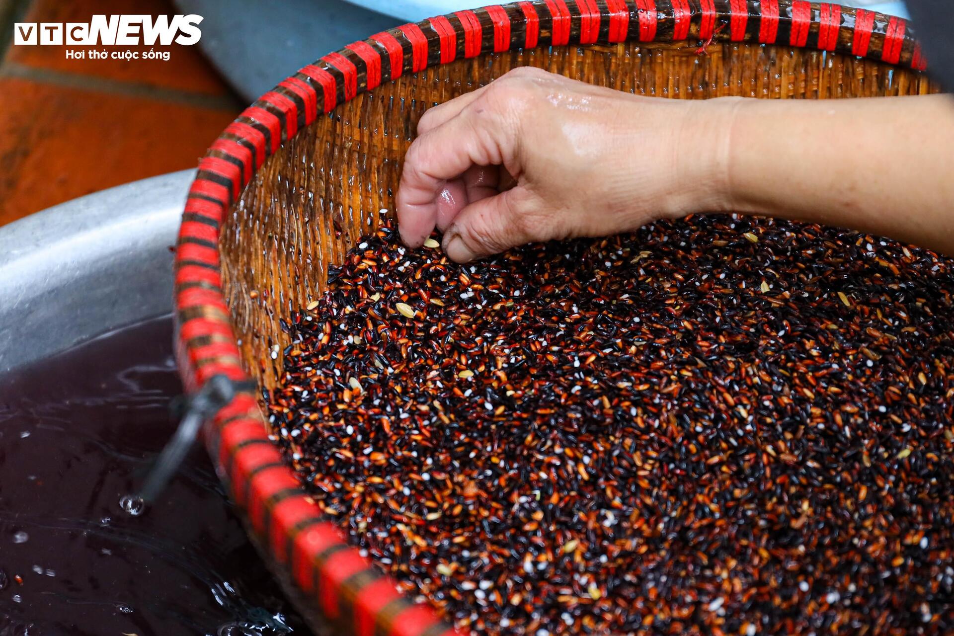 Tết Đoan ngọ cận kề, làng rượu nếp tất bật xuyên đêm - 5